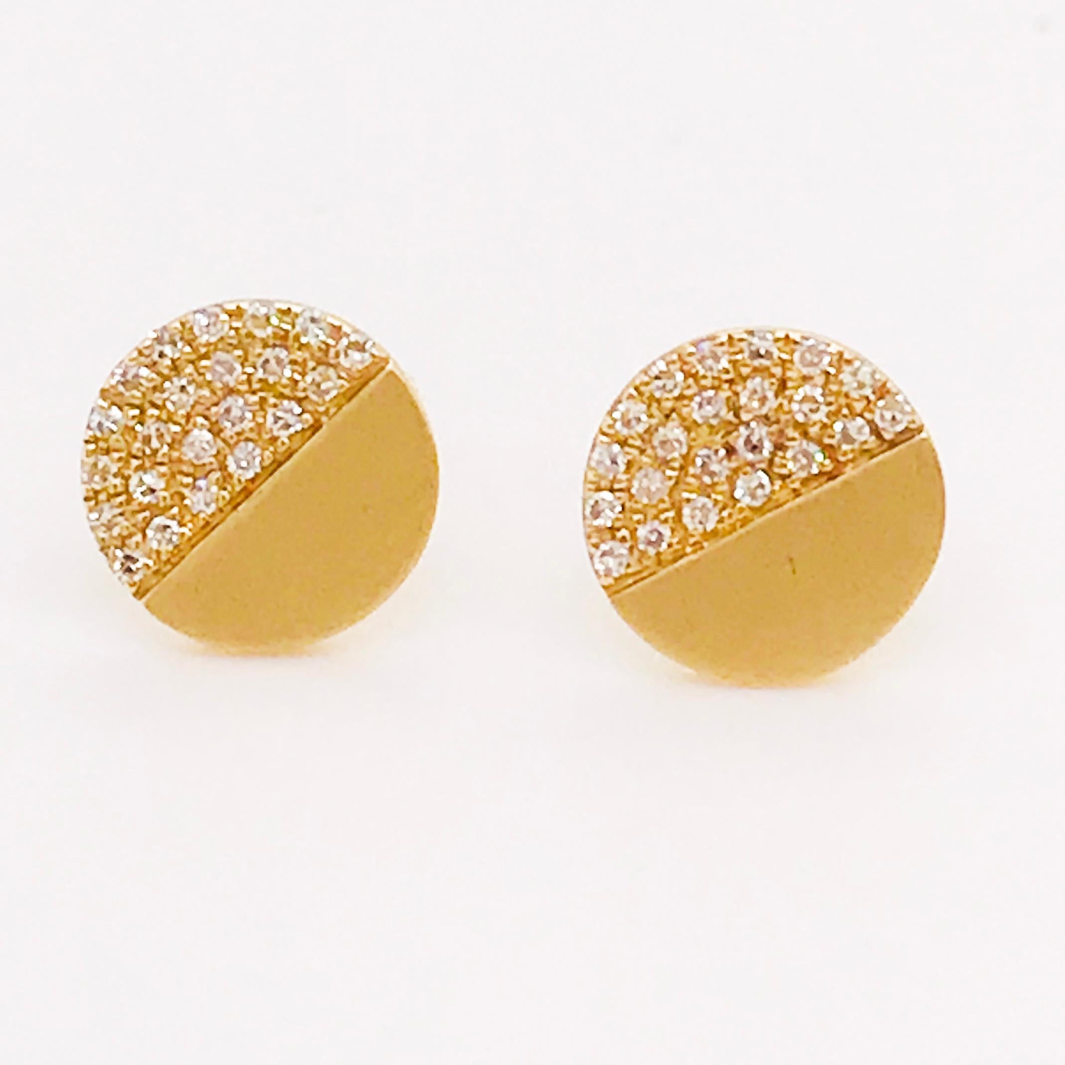 Les clous de diamant modernes en or brossé vous mettront en valeur. Ces boucles d'oreilles ont un design moitié-moitié, la moitié du disque étant pavée de diamants ronds et brillants et l'autre moitié du disque ayant une finition brossée à la main.