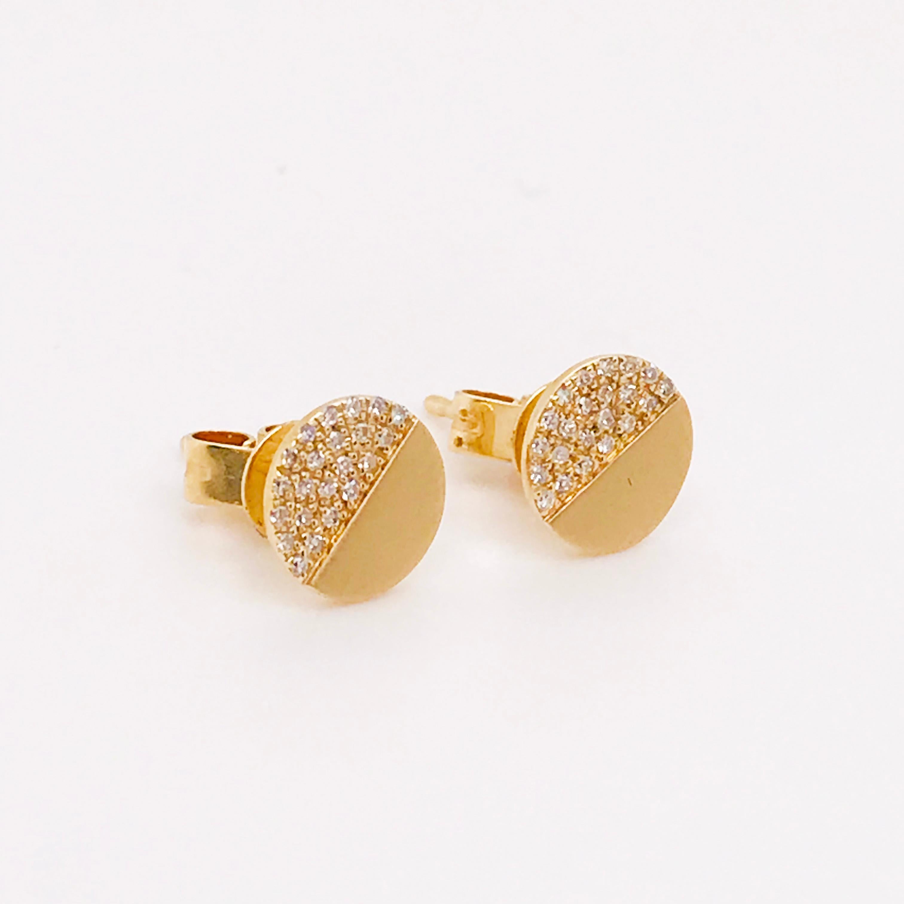 Moderne Clous d'oreilles modernes en or jaune brossé 14 carats et diamants d'un poids de 0,33 carat en vente