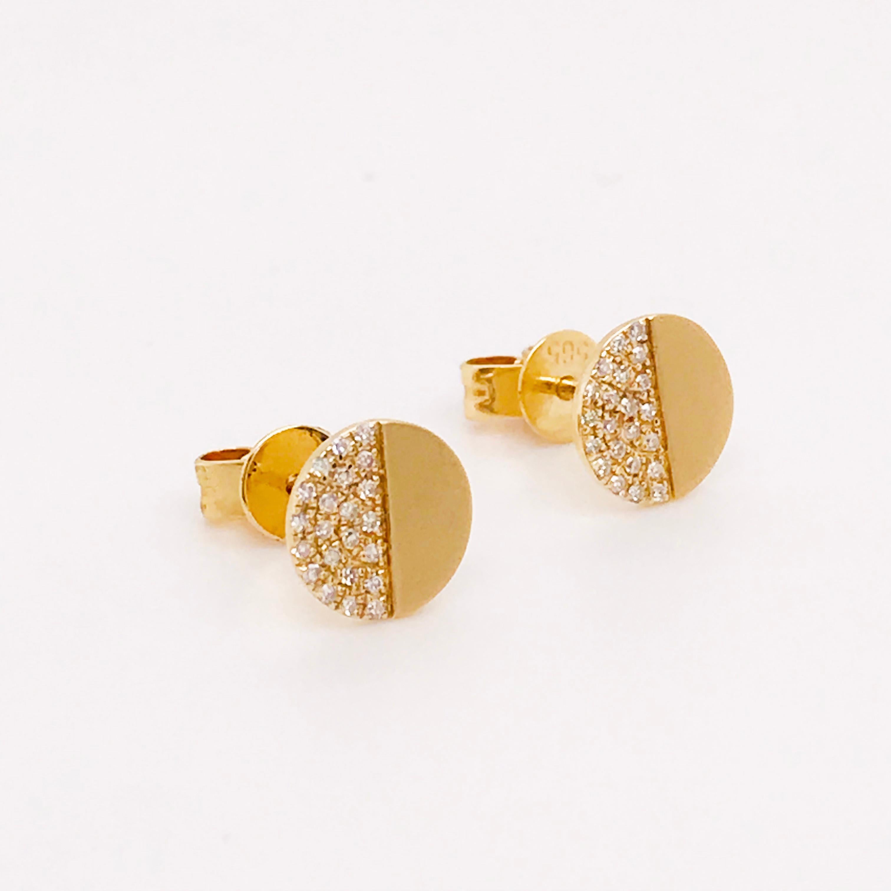Taille ronde Clous d'oreilles modernes en or jaune brossé 14 carats et diamants d'un poids de 0,33 carat en vente