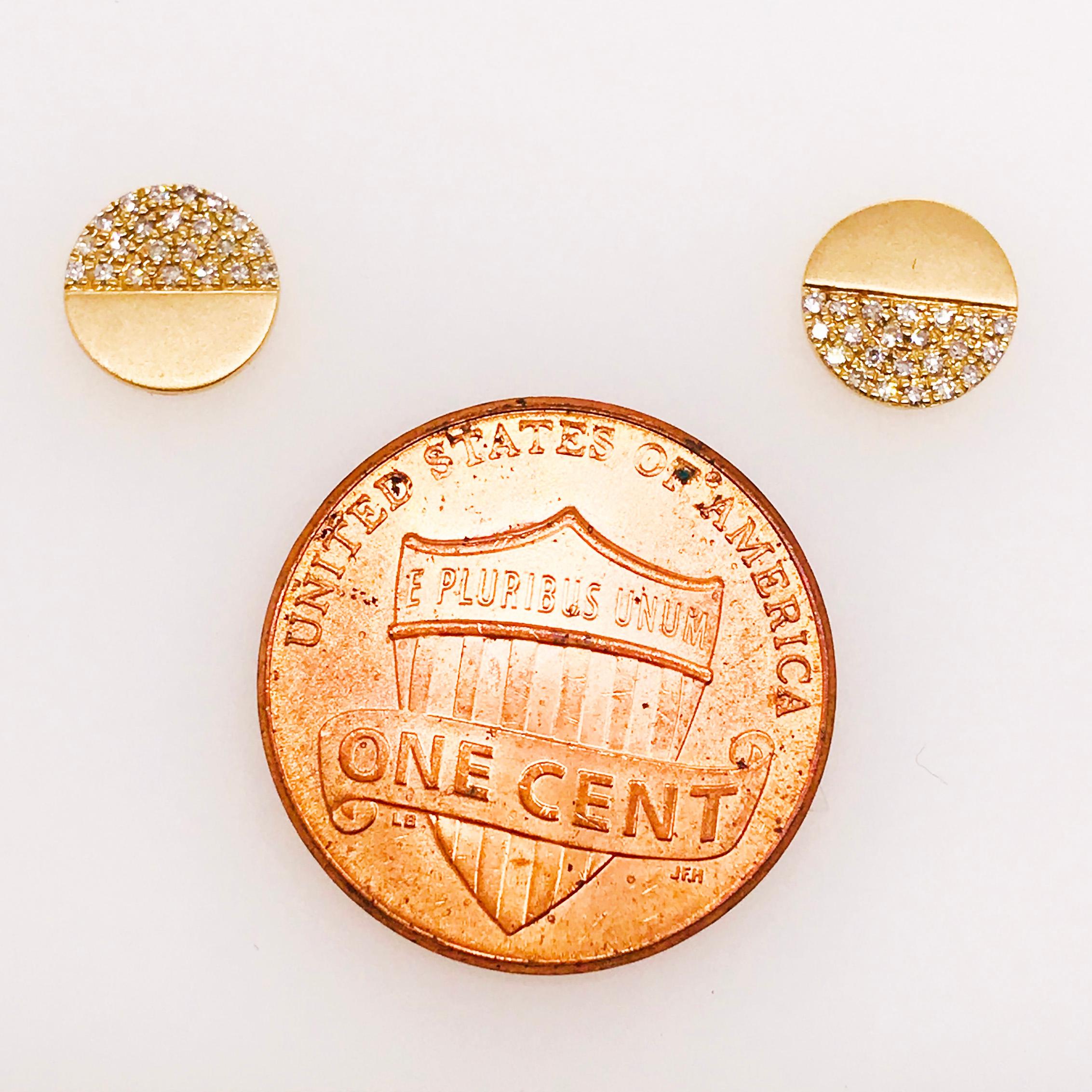 Clous d'oreilles modernes en or jaune brossé 14 carats et diamants d'un poids de 0,33 carat Pour femmes en vente