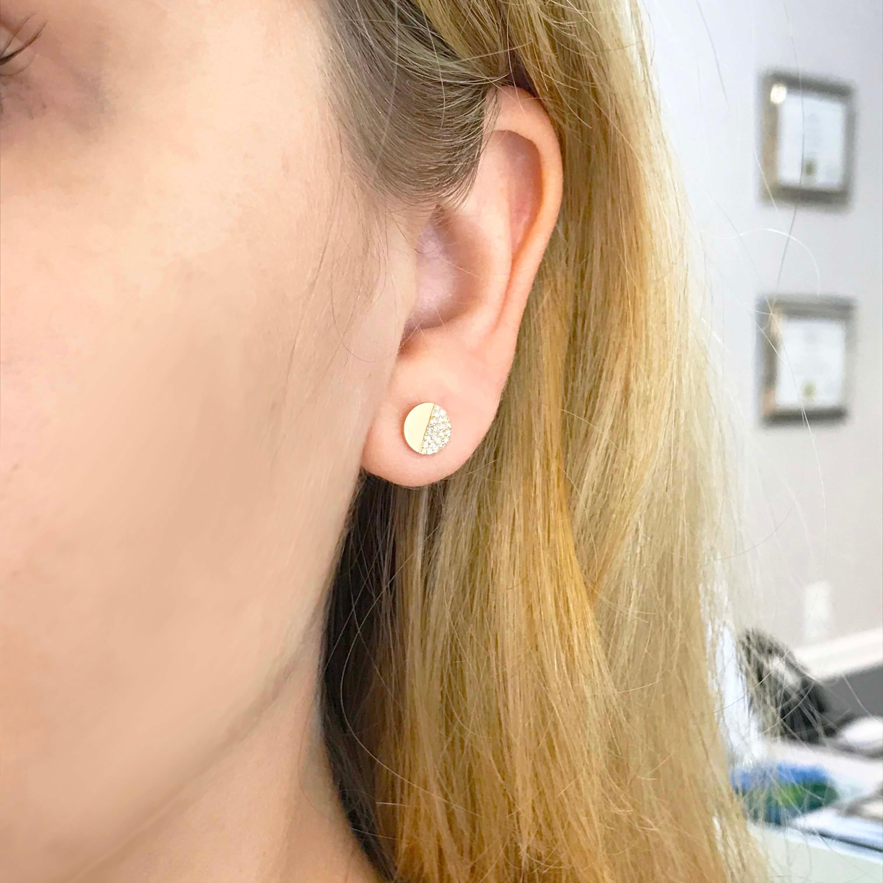 Clous d'oreilles modernes en or jaune brossé 14 carats et diamants d'un poids de 0,33 carat en vente 1