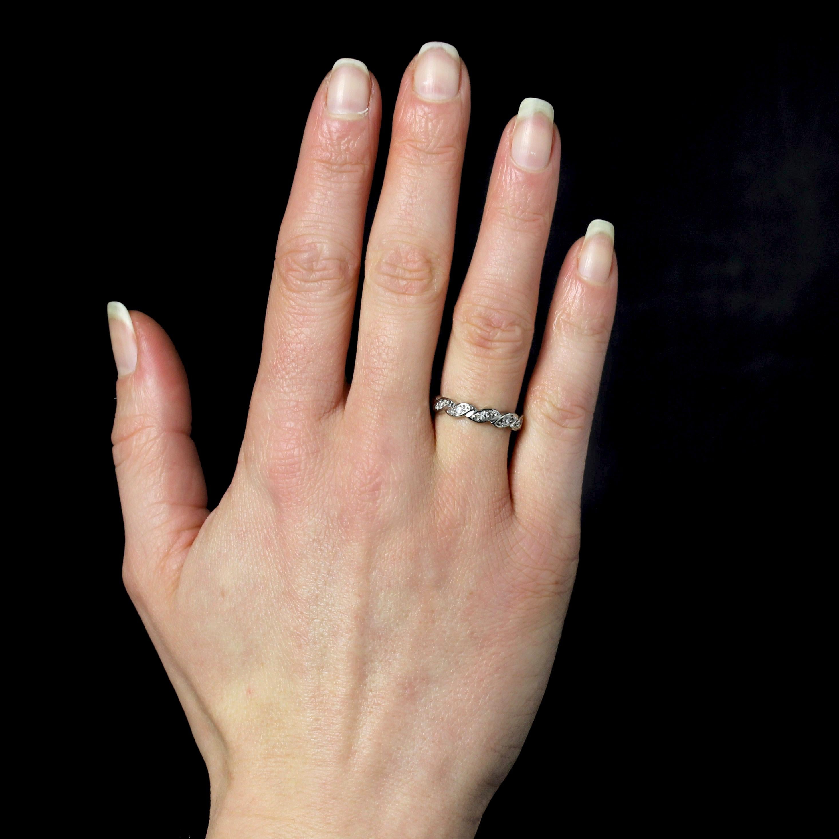 Ring in 18 karat white gold.
A delightful second-hand wedding band, it features a series of leaf-shaped motifs, each set with modern brilliant-cut diamonds.
Total weight of diamonds : 0.36 carat approximately.
Height : 3,5 mm, thickness : 1,8 mm