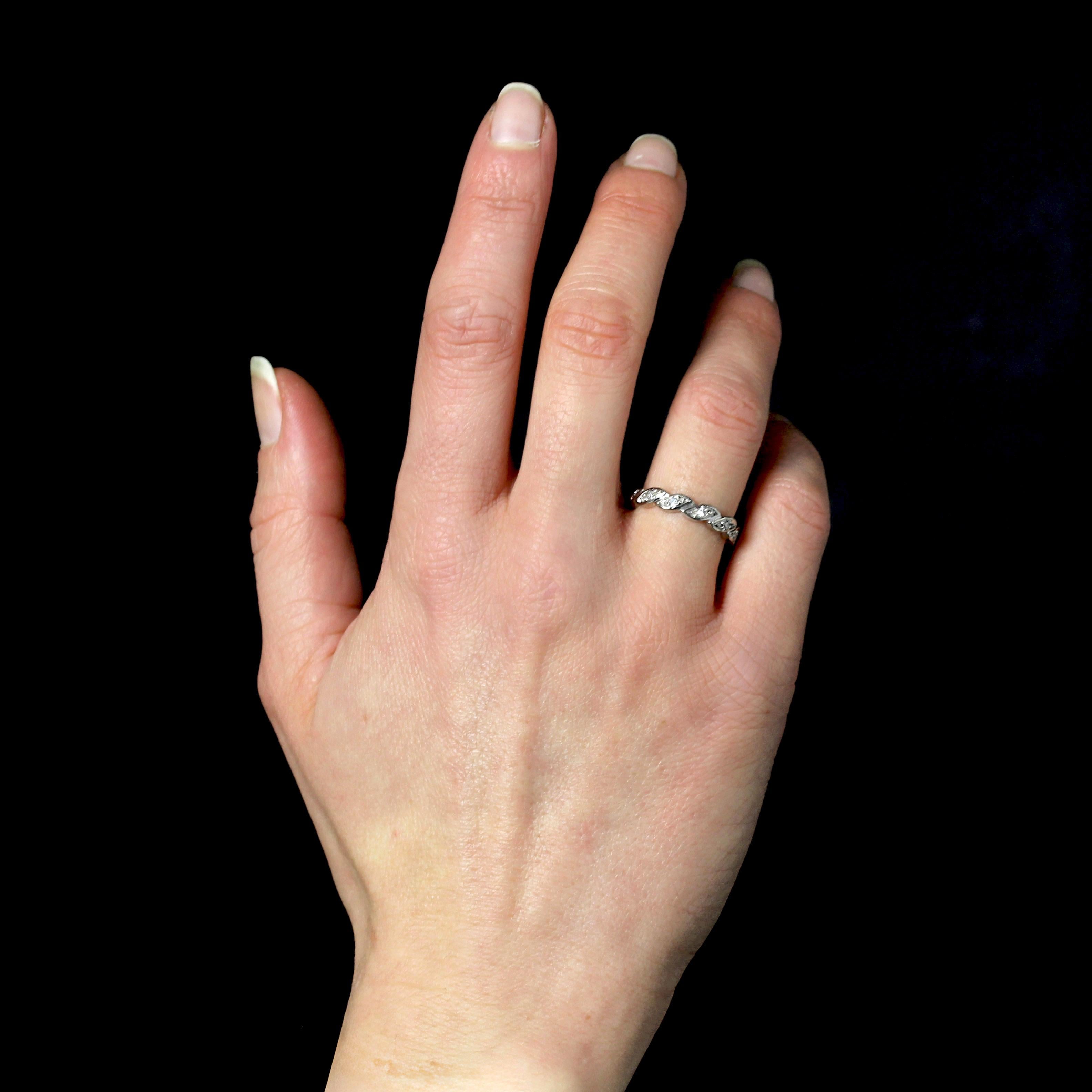 Modern Diamonds 18 Karat White Gold Leaf Wedding Ring In Excellent Condition For Sale In Poitiers, FR