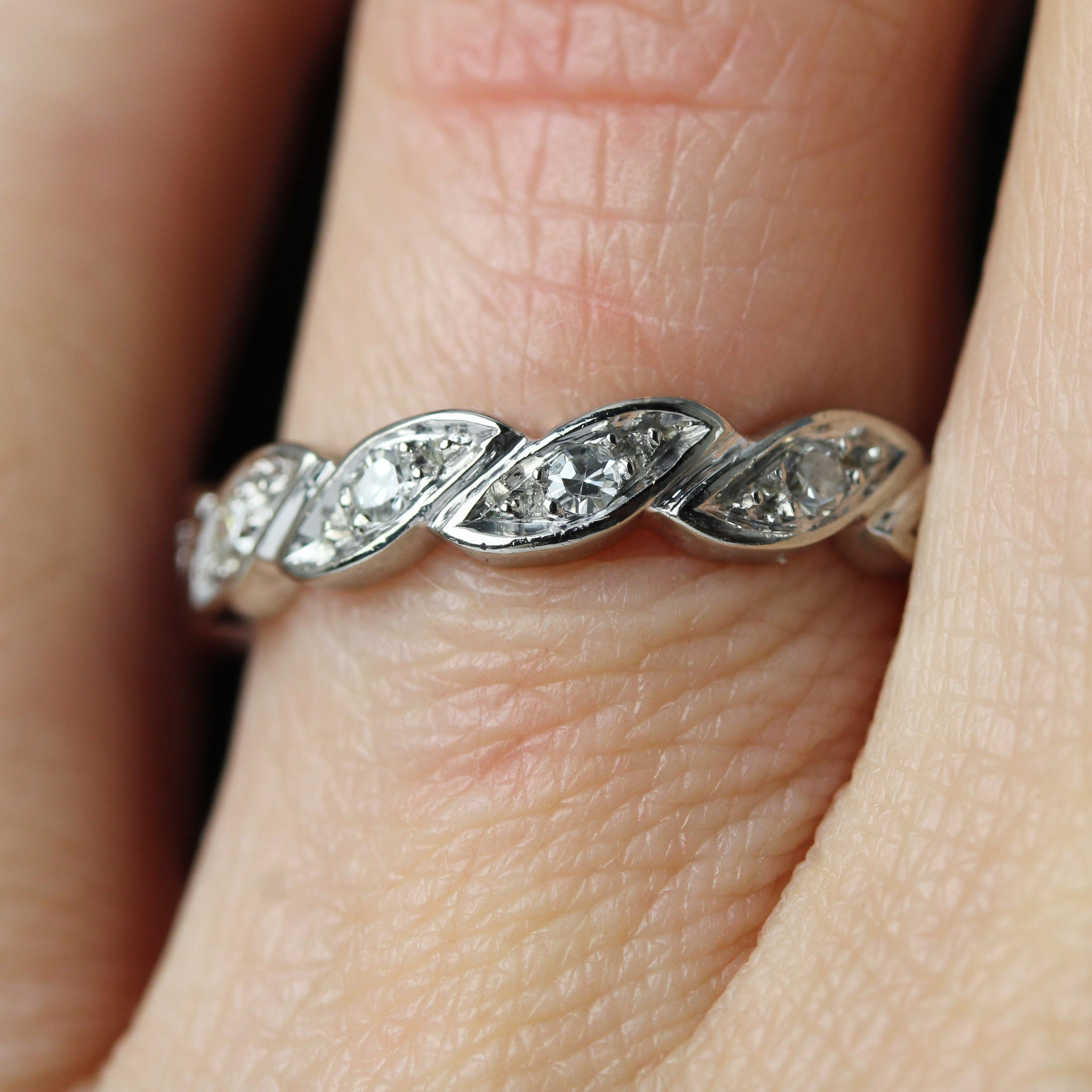 Modern Diamonds 18 Karat White Gold Leaf Wedding Ring For Sale 1