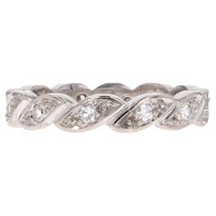 Modern Diamonds 18 Karat White Gold Leaf Wedding Ring