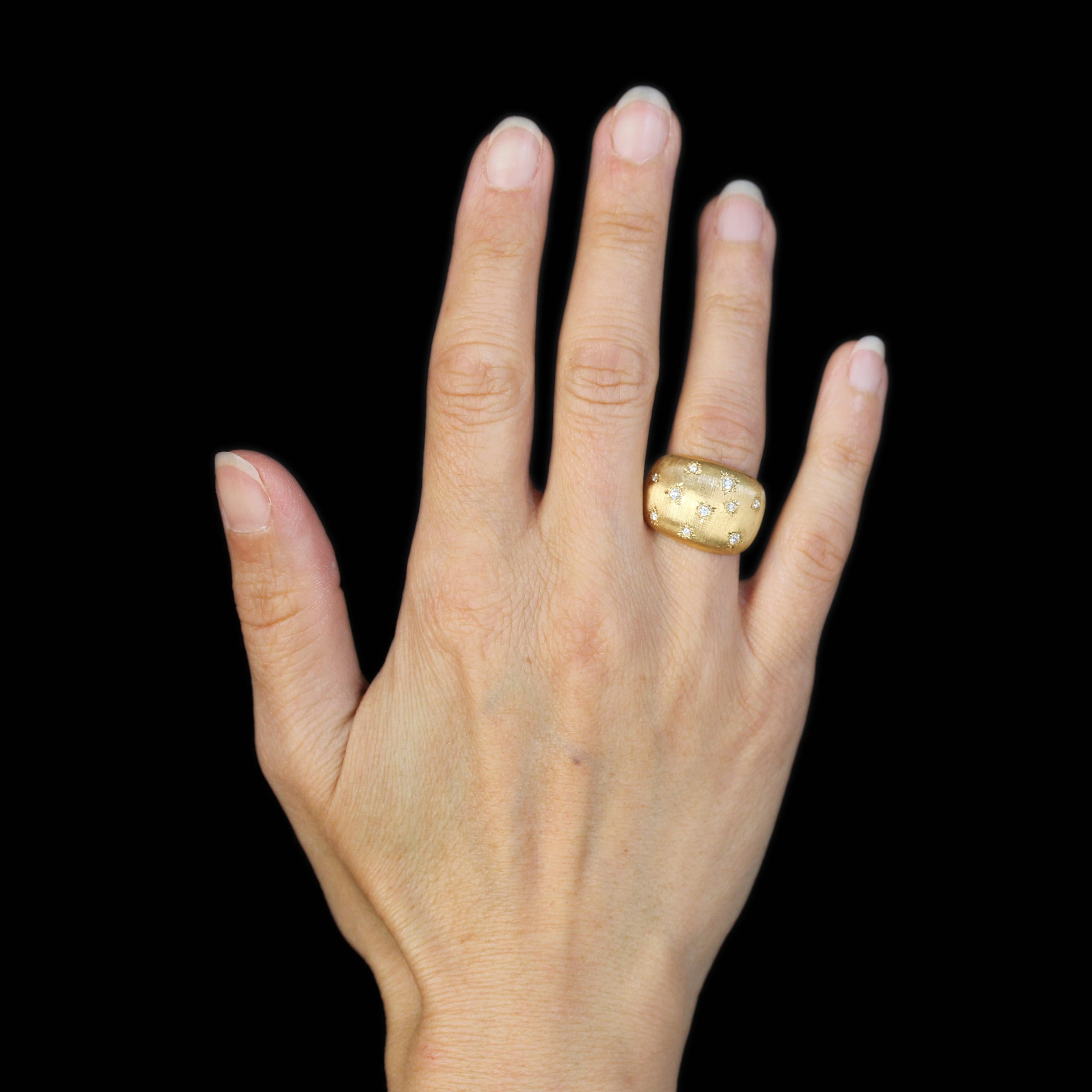 Anillo de oro amarillo de 18 quilates, sello propio.
Anillo brazalete de oro amarillo, está cincelado tal del satén en todo el engaste y decorado en la parte superior de 10 diamantes talla brillante modernos en engaste estrella.
Peso total de