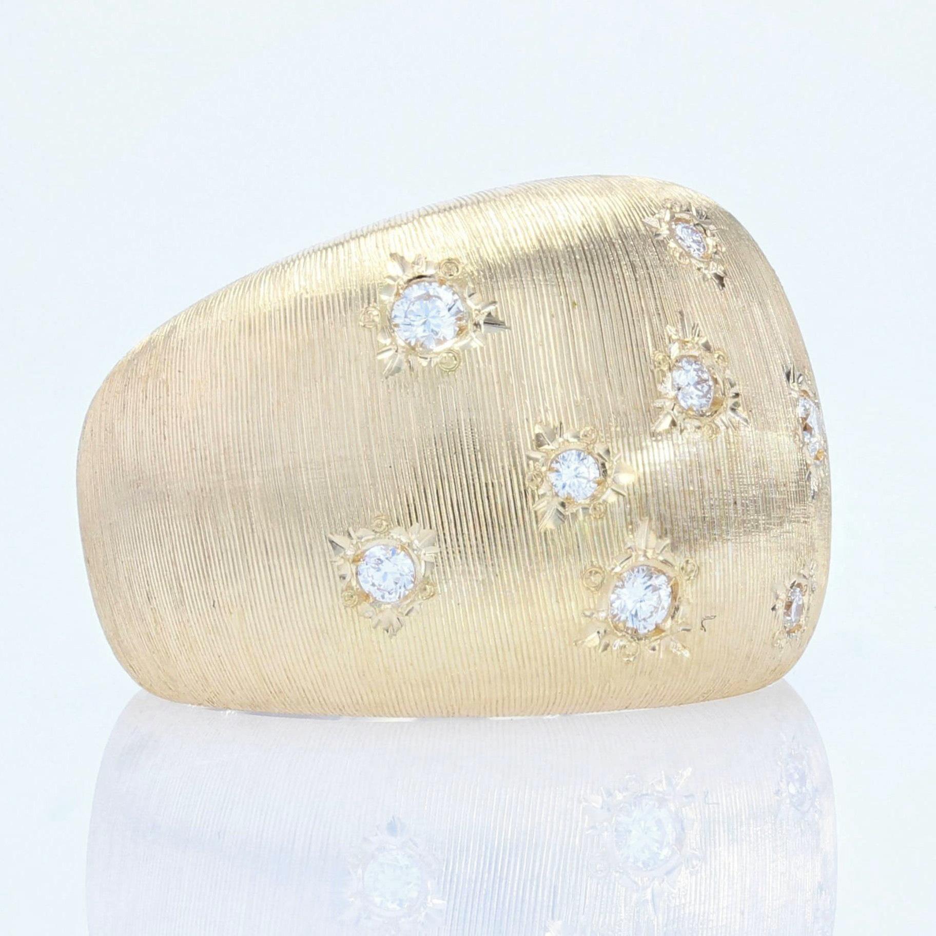Bracelet jonc moderne en or jaune 18 carats avec finition satinée et diamants en vente 3