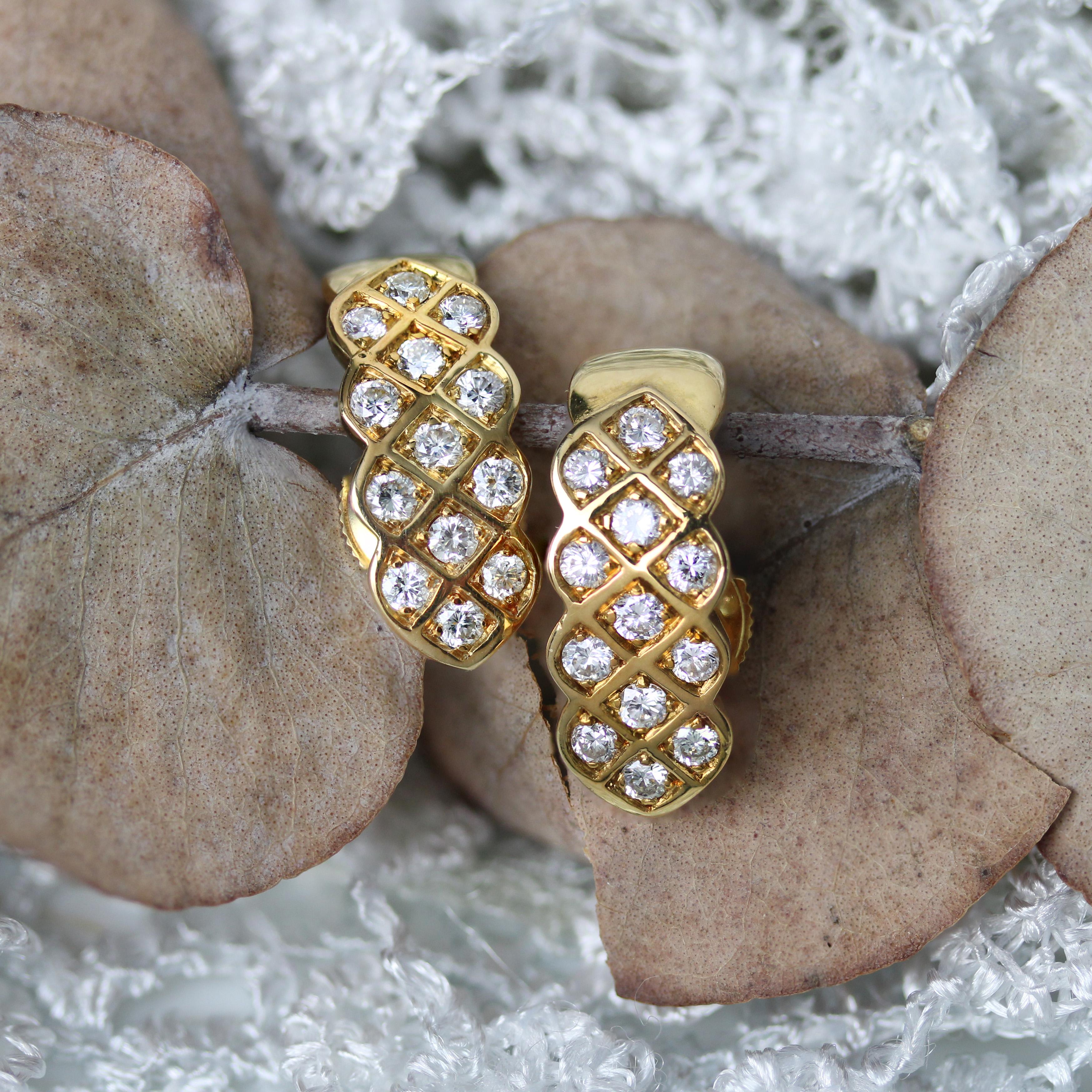 Moderno Orecchini a perno intrecciati Modern Diamonds in oro giallo 18 carati in vendita