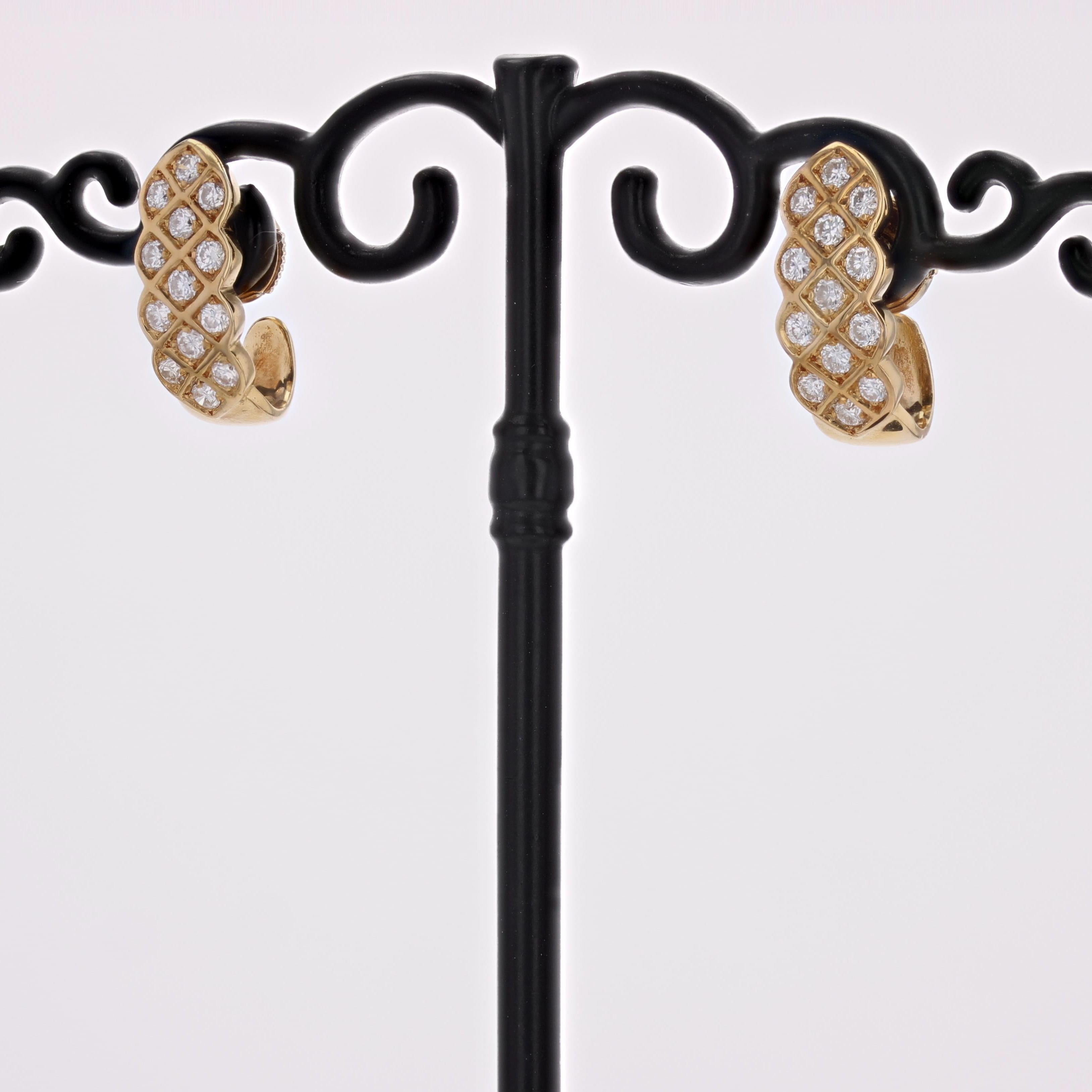 Taglio brillante Orecchini a perno intrecciati Modern Diamonds in oro giallo 18 carati in vendita