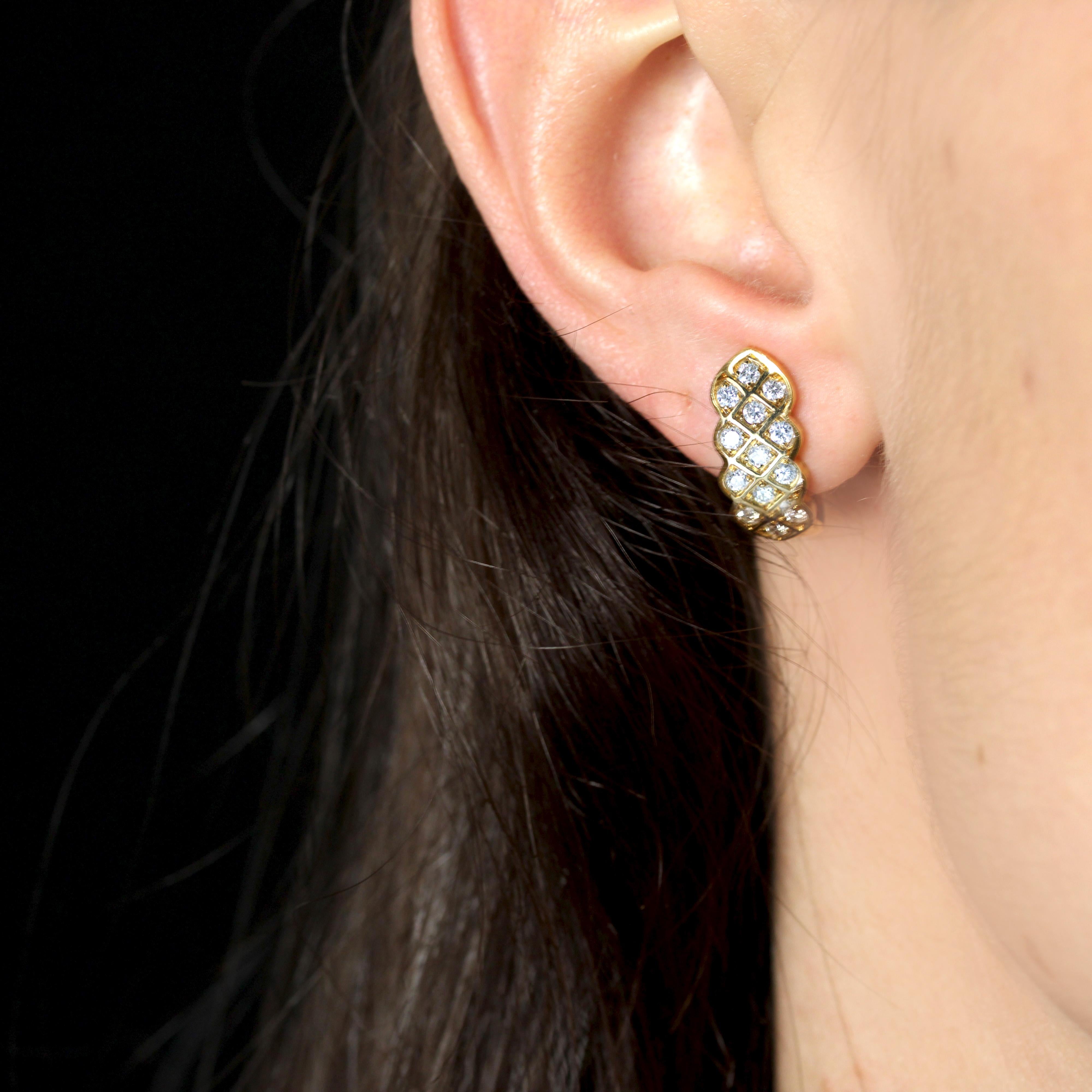 Orecchini a perno intrecciati Modern Diamonds in oro giallo 18 carati in vendita 1