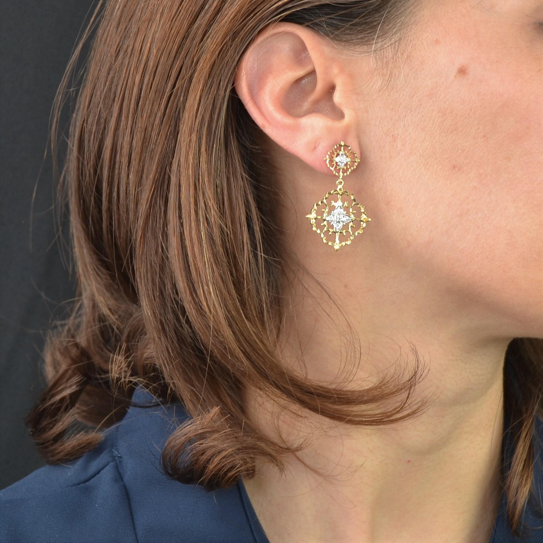 For pierced ears.
Pair of earrings in 18 karat yellow and white gold, own hallmark.
These delightful diamond earrings are formed of a flat drilled pattern and chiseled arabesques. In the center, 5 modern brilliant- cut diamonds are set. This pendant