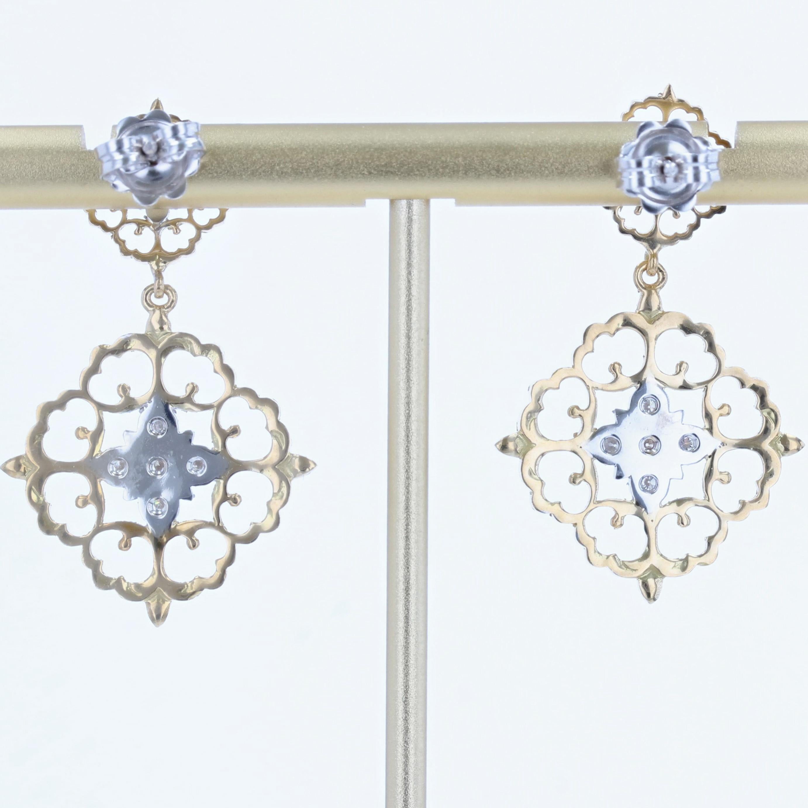 Pendants d'oreilles modernes en or jaune et blanc 18 carats avec arabesque et diamants en vente 1