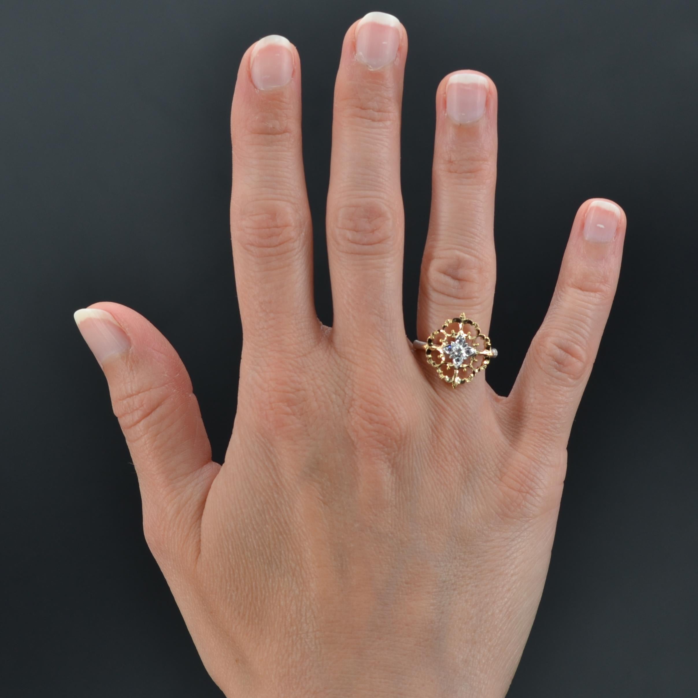 Ring in 18 karat yellow and white gold.
This magnificent 2 golds ring is formed of a flat drilled pattern and chiseled with arabesques. In the center, 5 modern brilliant- cut diamonds are set on white gold. The ring is in chased white gold.
Total