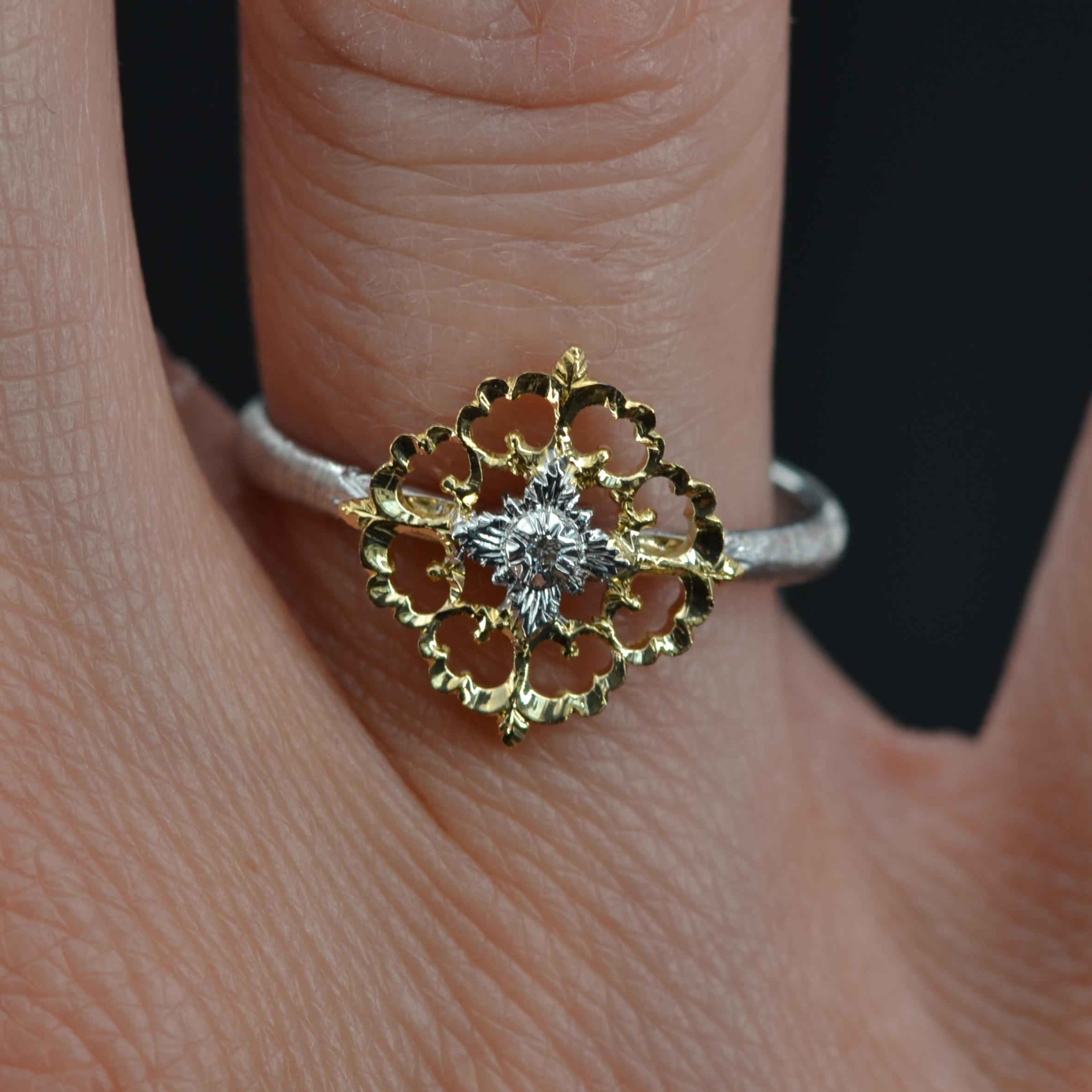 Petit modèle de bague arabesque moderne en or jaune et blanc 18 carats avec diamants Pour femmes en vente