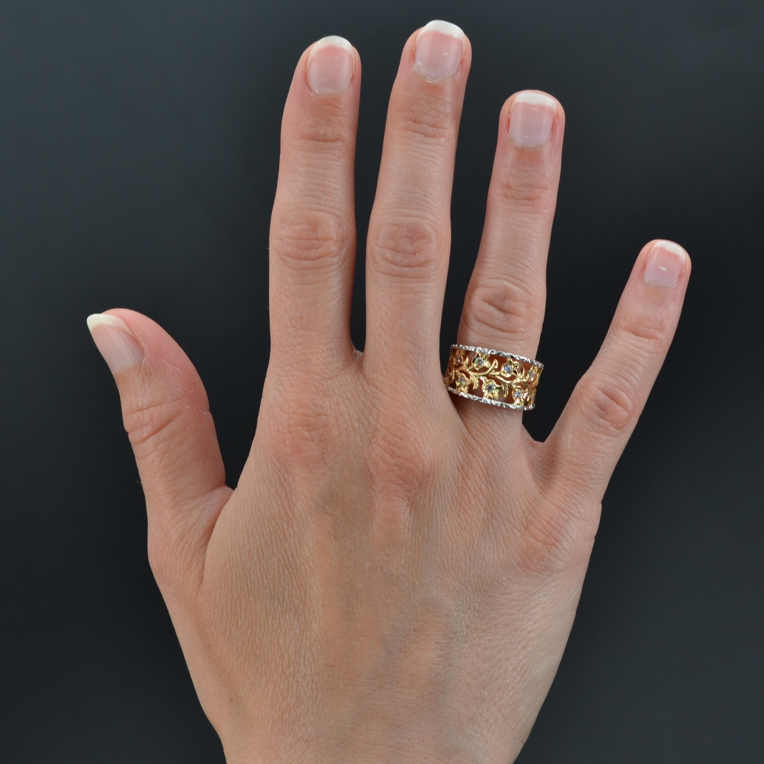 Ring aus 18 Karat Weiß- und Gelbgold.
Ring mit durchbrochenem Blumendekor aus Gelbgold, in dessen Mitte jede Blüte mit einem modernen Diamanten im Brillantschliff besetzt ist. Die Ränder der Fassung sind aus ziseliertem Weißgold.
Gesamtgewicht der