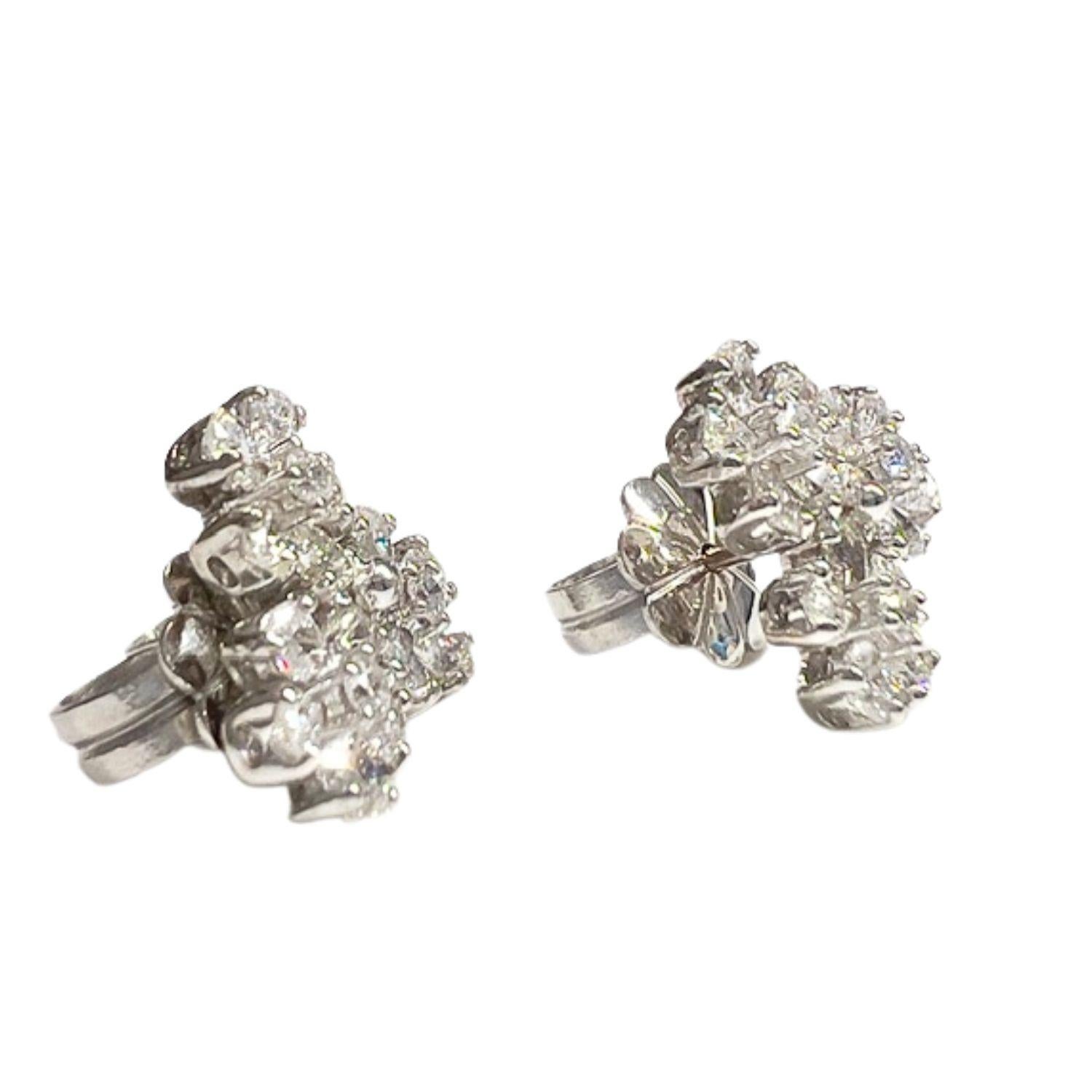 Modern earrings from the 20th century, crafted in 18k white gold and adorned with diamonds. With a weight of 3.1 grams and a size of 1 cm x 1 cm, these earrings exude contemporary elegance. 
The brilliant-cut and single-cut diamonds weigh a total of