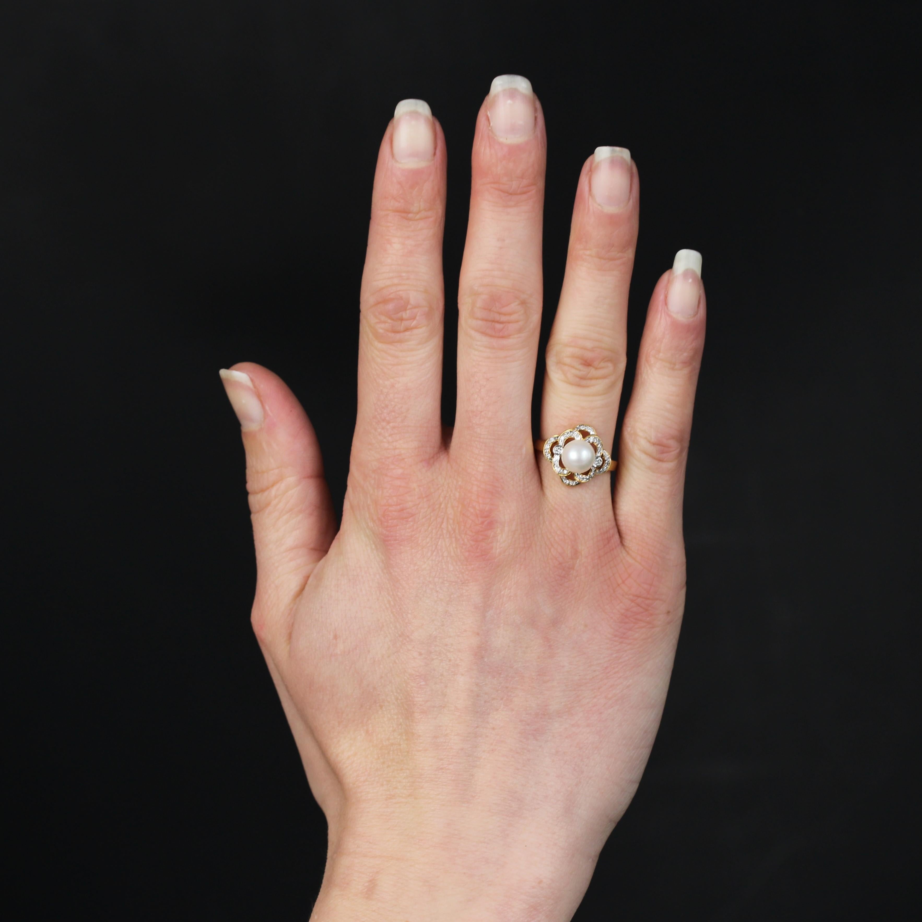 Ring in 18 karat yellow gold.
In the spirit of antique rings, the setting of this enchanting pearl ring is openworked with arabesques set with small modern brilliant-cut diamonds. Two larger diamonds set in a closed setting frame a round Japanese