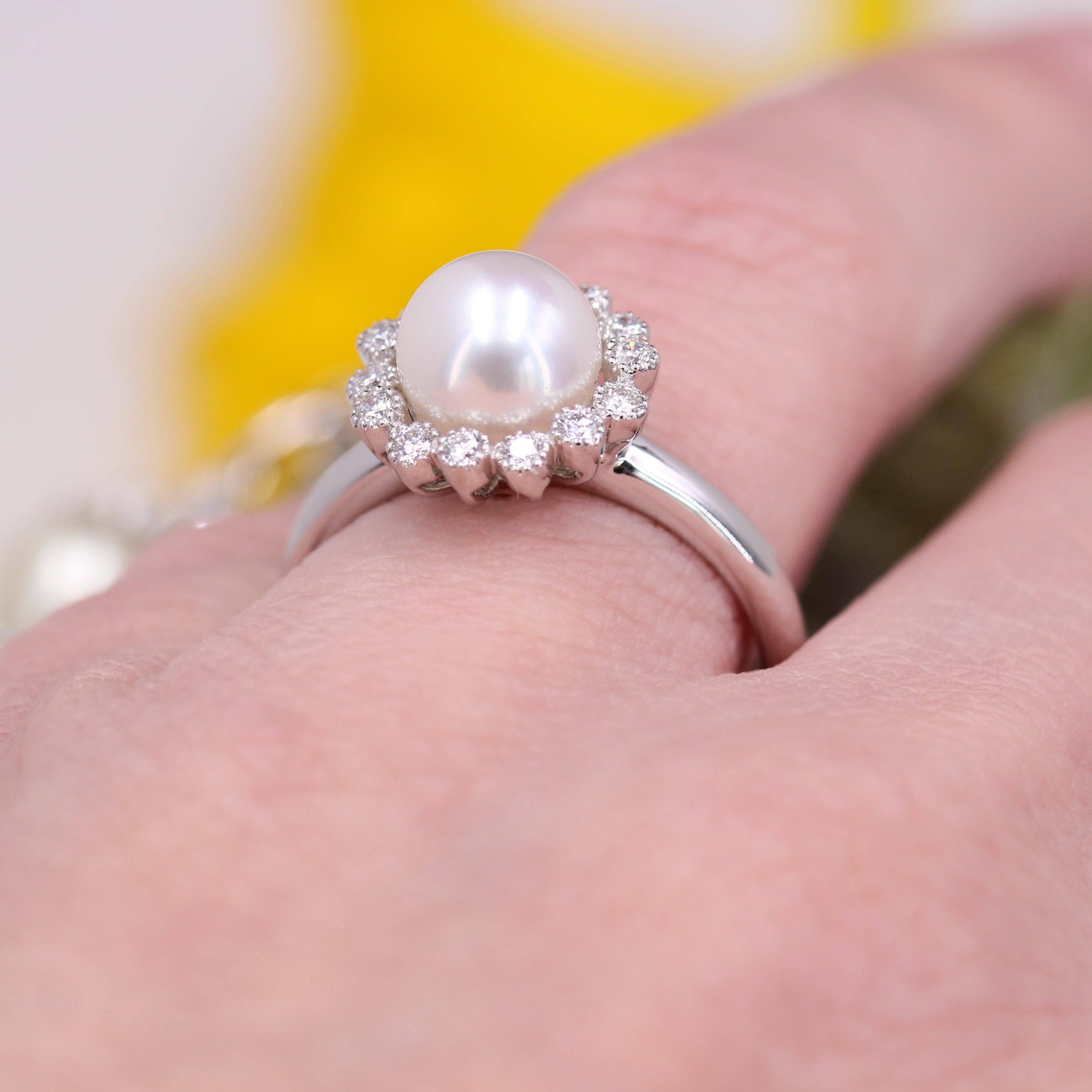 Modern Diamonds Cultured Akoya Pearl 18 Karat White Gold Daisy Ring For Sale 9