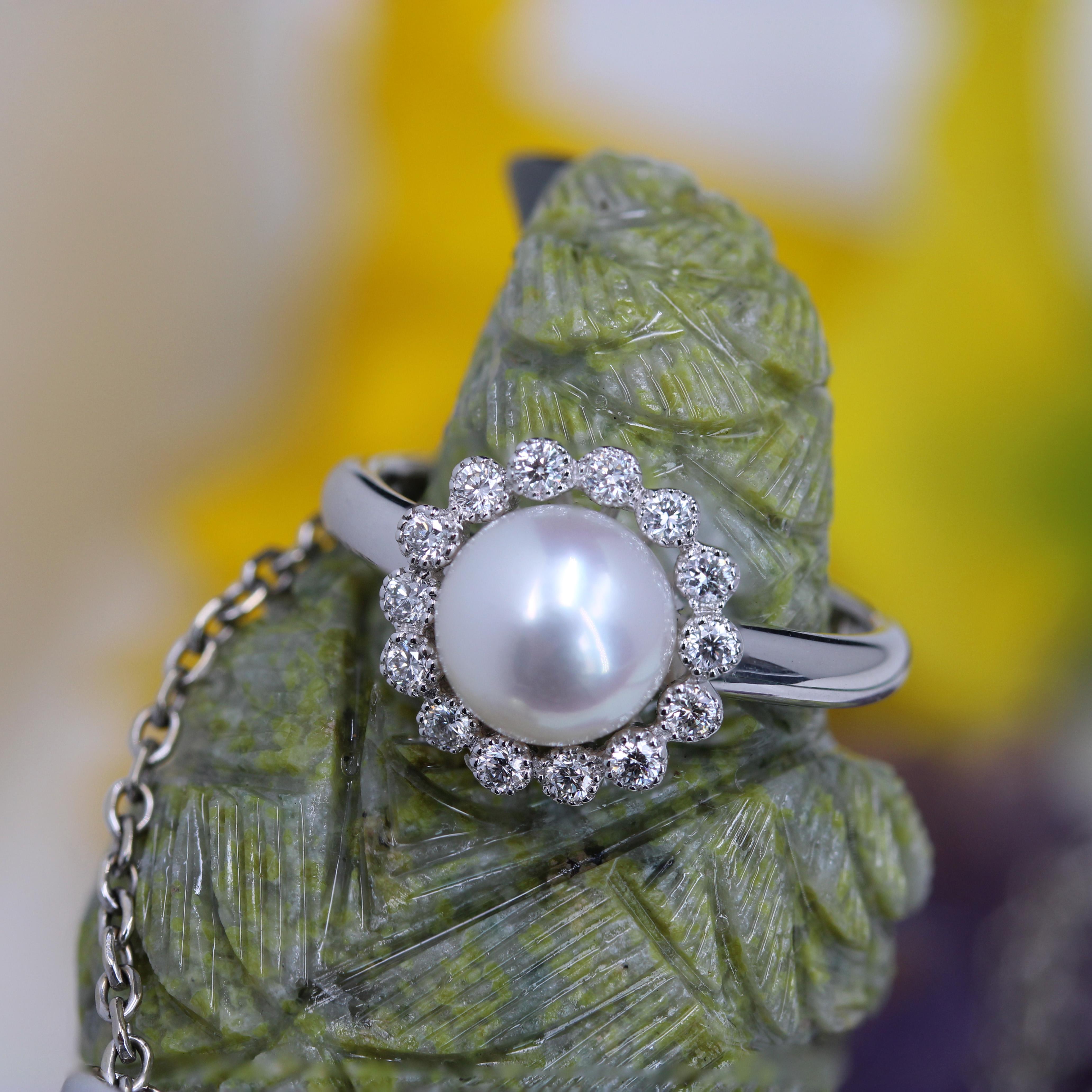 Brilliant Cut Modern Diamonds Cultured Akoya Pearl 18 Karat White Gold Daisy Ring For Sale