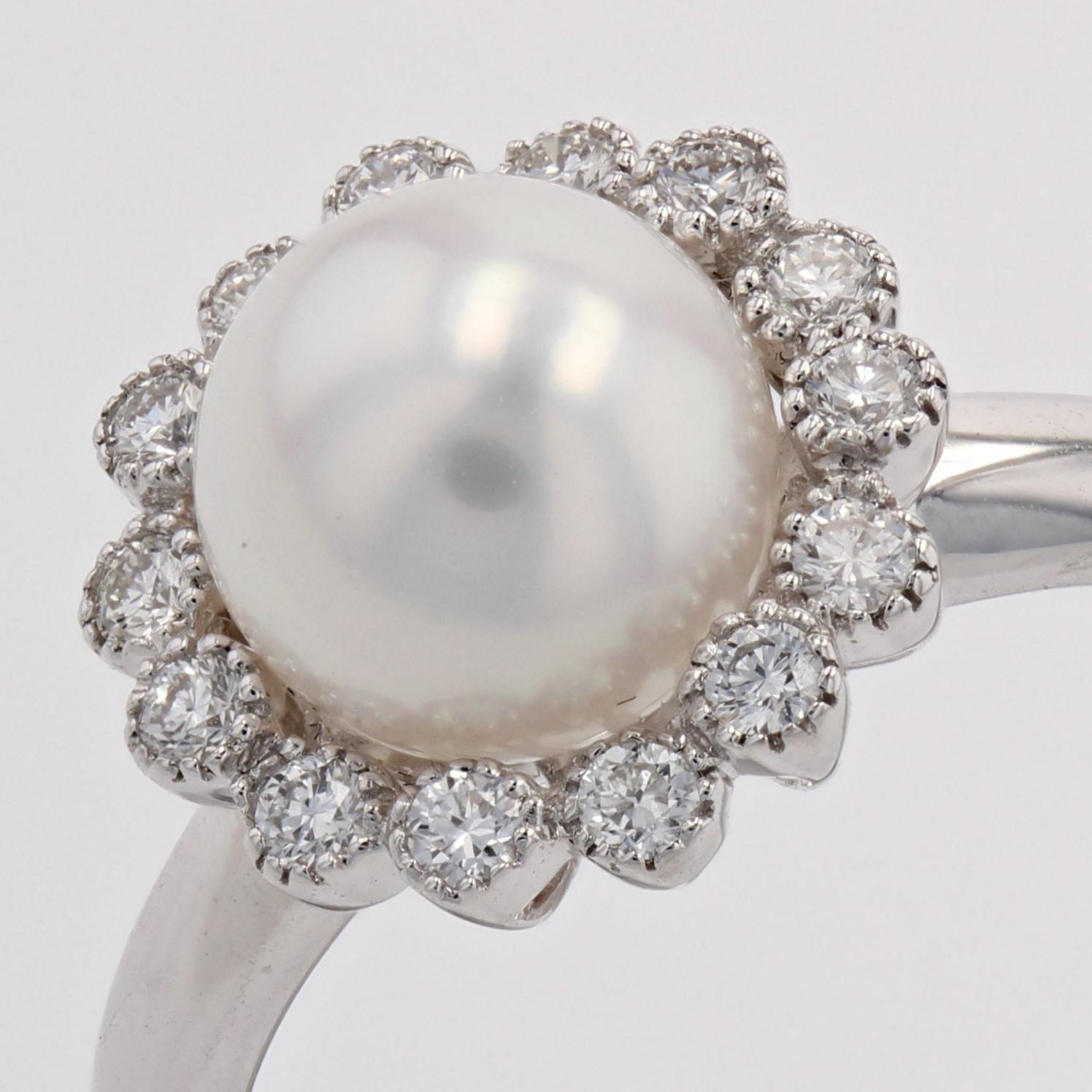 Modern Diamonds Cultured Akoya Pearl 18 Karat White Gold Daisy Ring For Sale 4