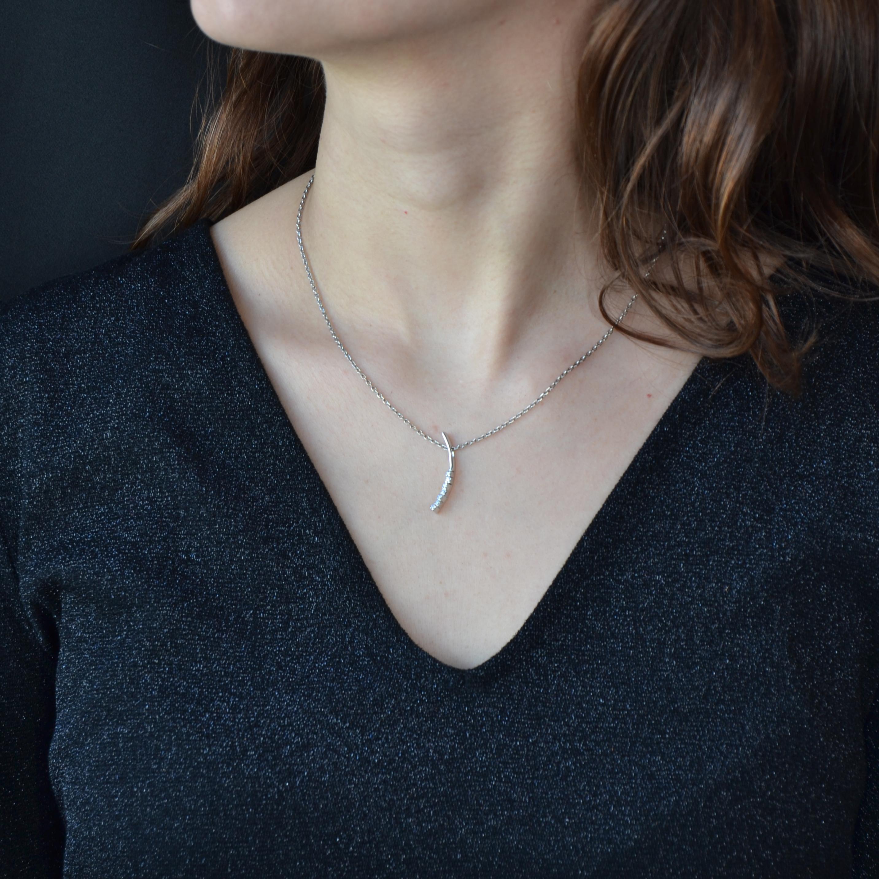Anhänger aus 18 Karat Weißgold.
Der dünne Anhänger stellt eine geschwungene Linie dar, die mit 7 modernen Diamanten im Brillantschliff besetzt ist.
Gesamtgewicht der Diamanten: ca. 0,14 Karat.
Verkauft allein, ohne die Aufmachungskette.
Höhe: 2,7