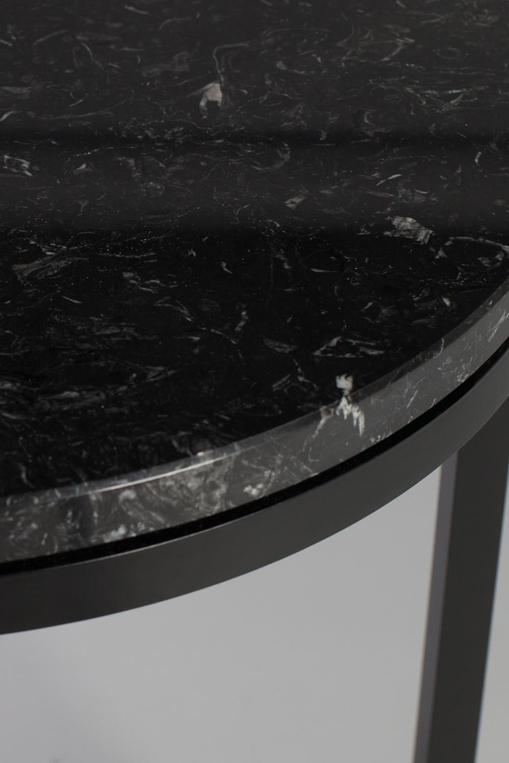 Art Déco Tavolino da caffè rotondo Diana moderno in ottone tinto e marmo nero Marquina in vendita