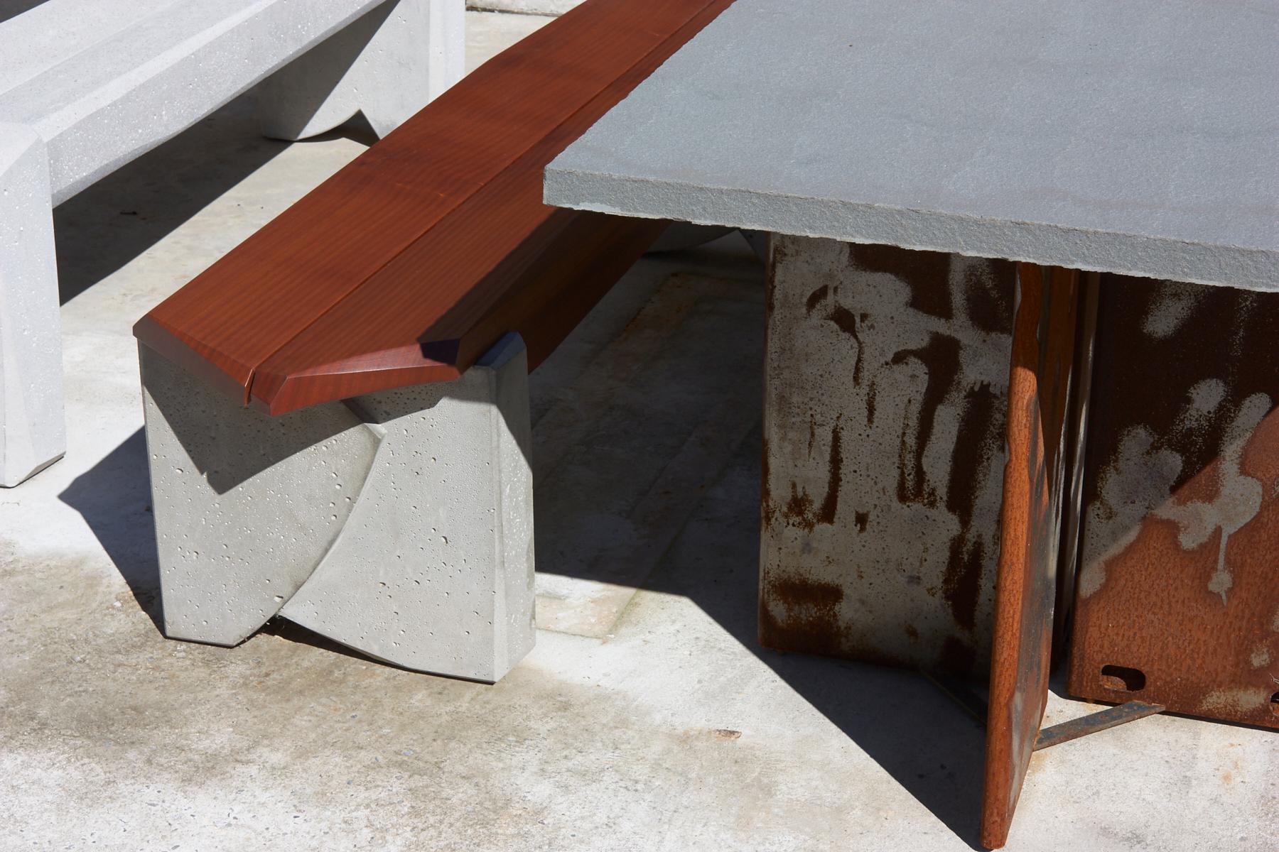 Moderne Essbank aus Beton und Holz von Nico Yektai (Gegossen) im Angebot