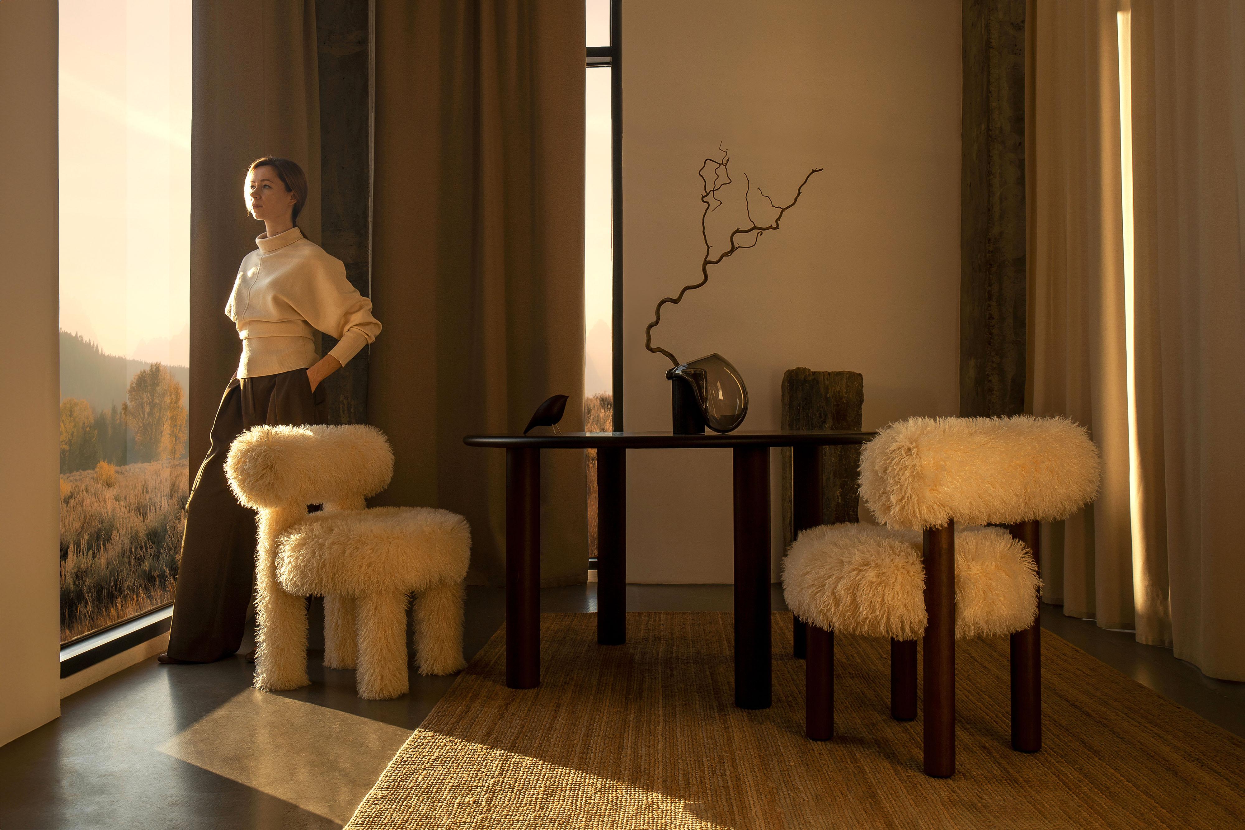 Sedia da pranzo moderna Gropius CS2 Fluffy con gambe in legno in ecopelliccia Azur di NOOM in vendita 3