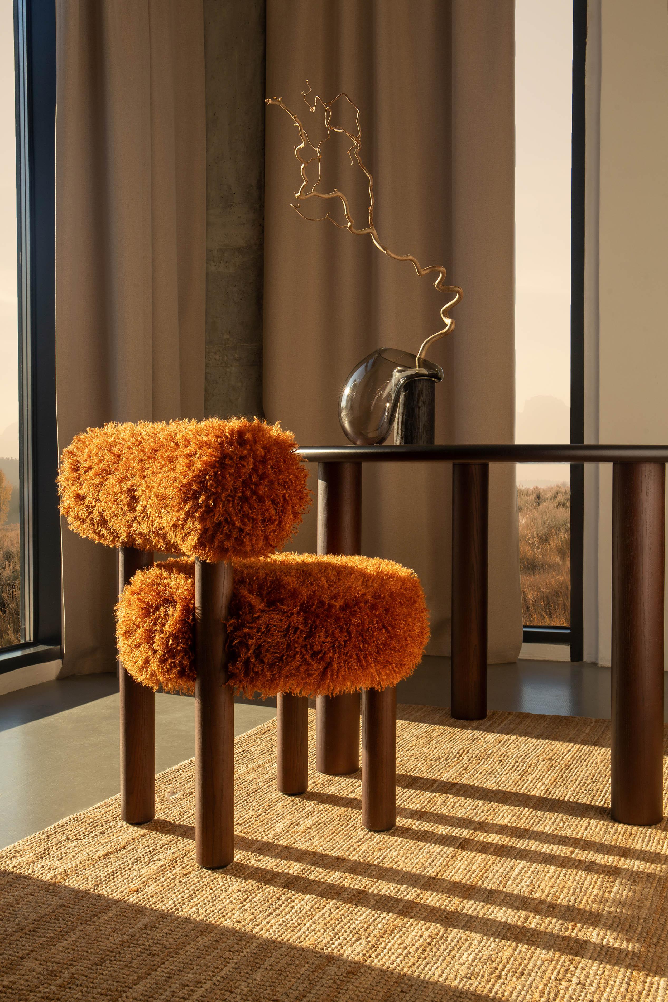 Sedia da pranzo moderna Gropius CS2 Fluffy con gambe in legno in ecopelliccia Azur di NOOM in vendita 6