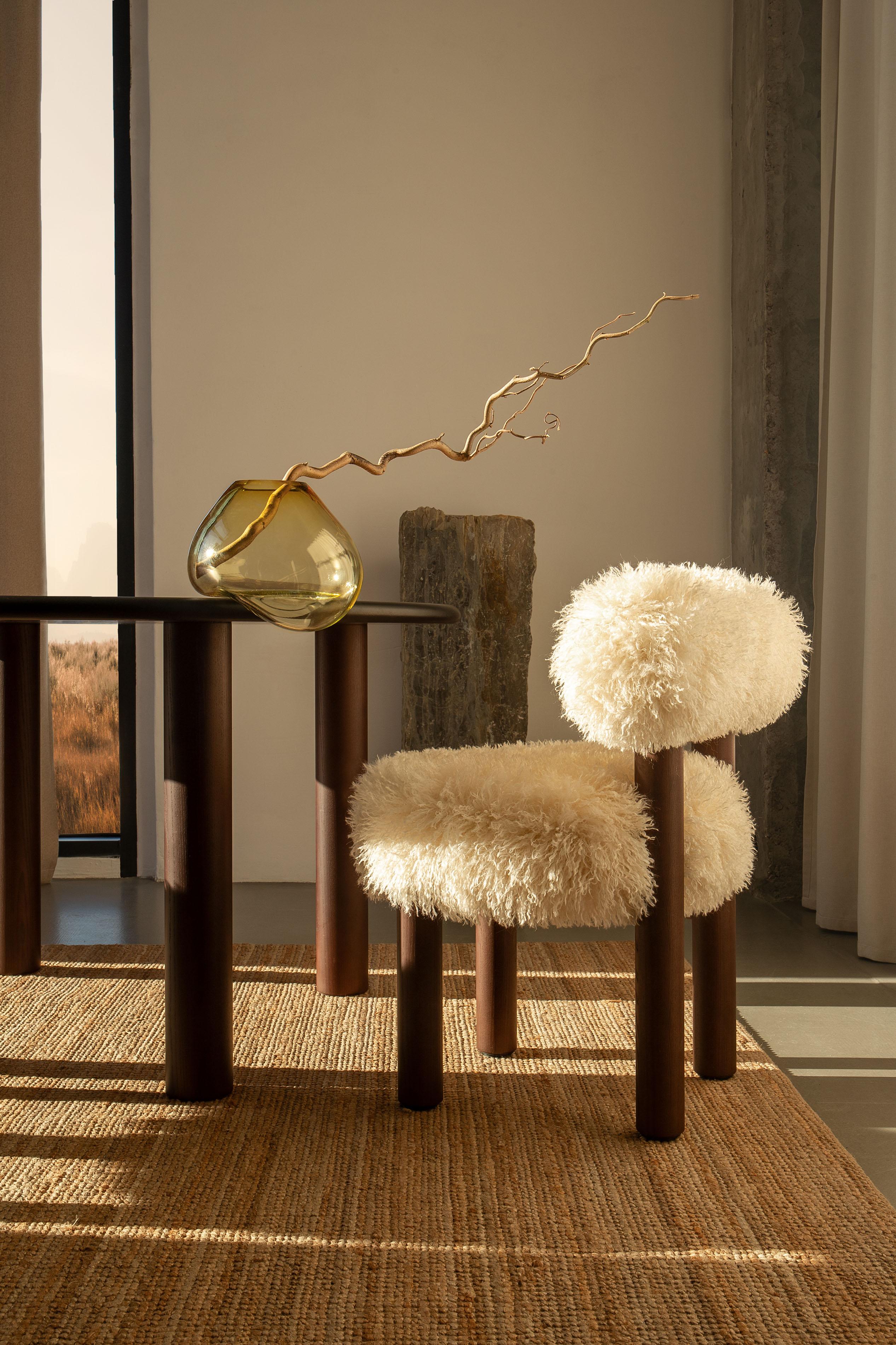 Sedia da pranzo moderna Gropius CS2 Fluffy con gambe in legno in ecopelliccia Azur di NOOM in vendita 9