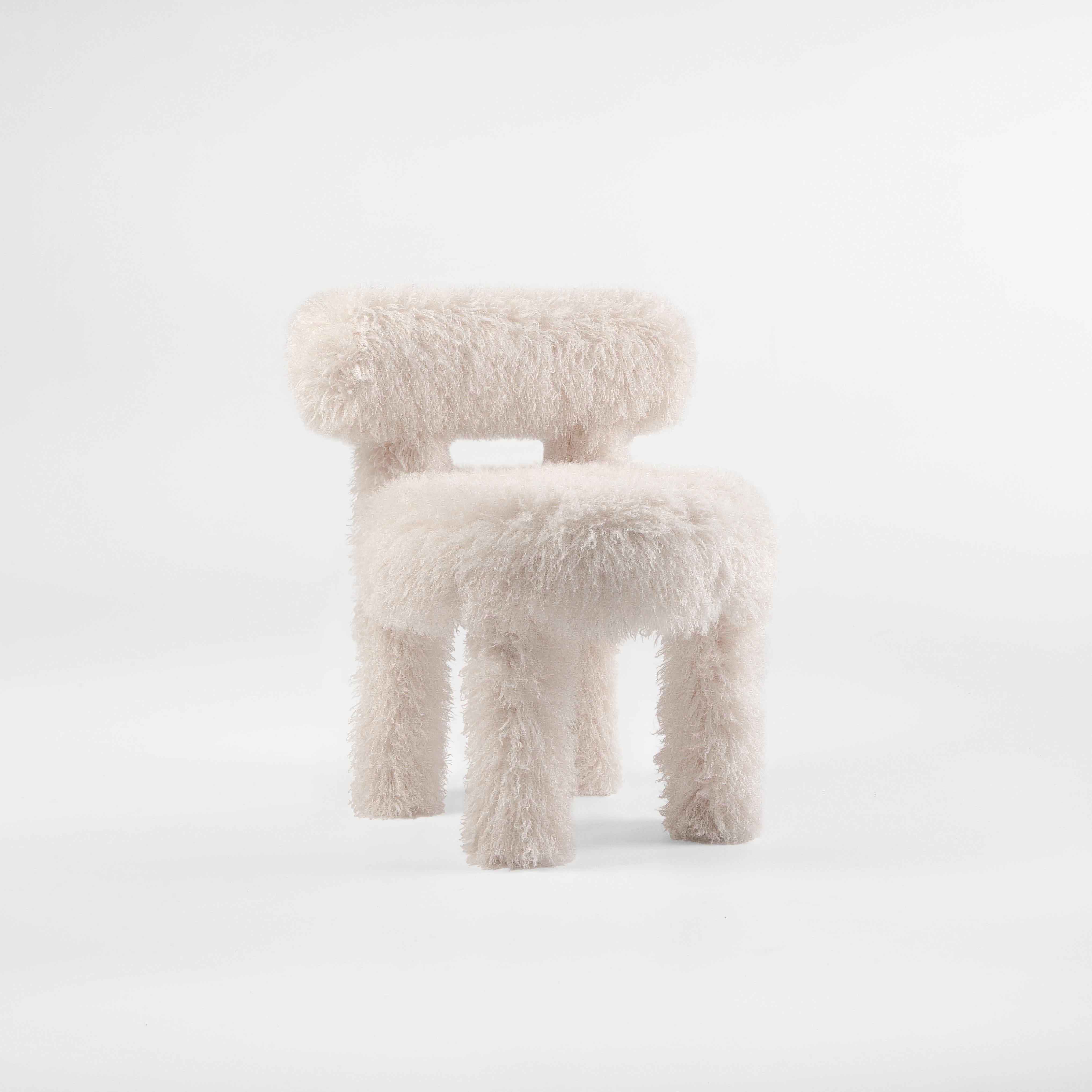 Sedia da pranzo moderna Gropius CS2 Fluffy con gambe in legno in ecopelliccia Azur di NOOM in vendita 13