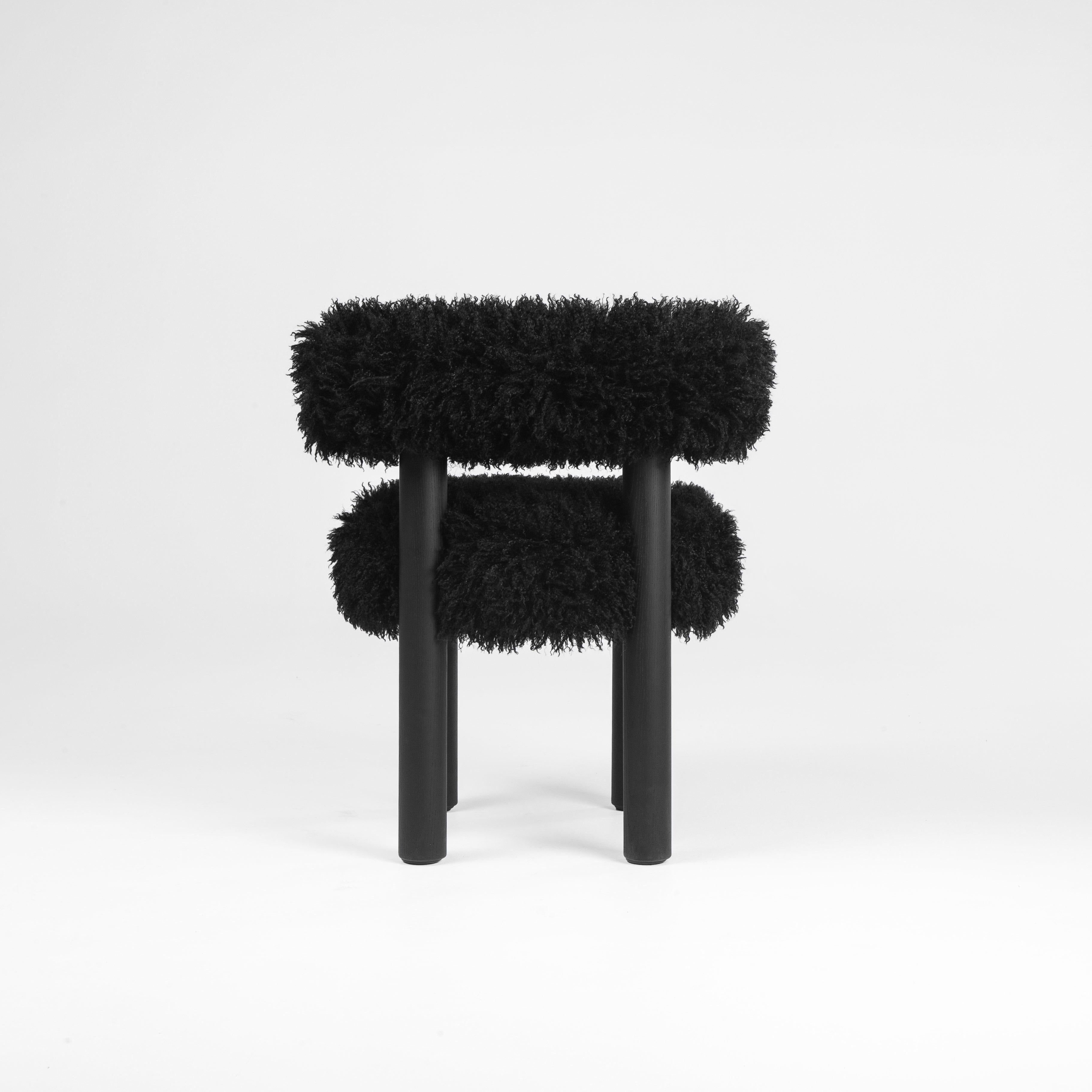 XXI secolo e contemporaneo Sedia da pranzo moderna Gropius CS2 Fluffy con gambe in legno in ecopelliccia Azur di NOOM in vendita