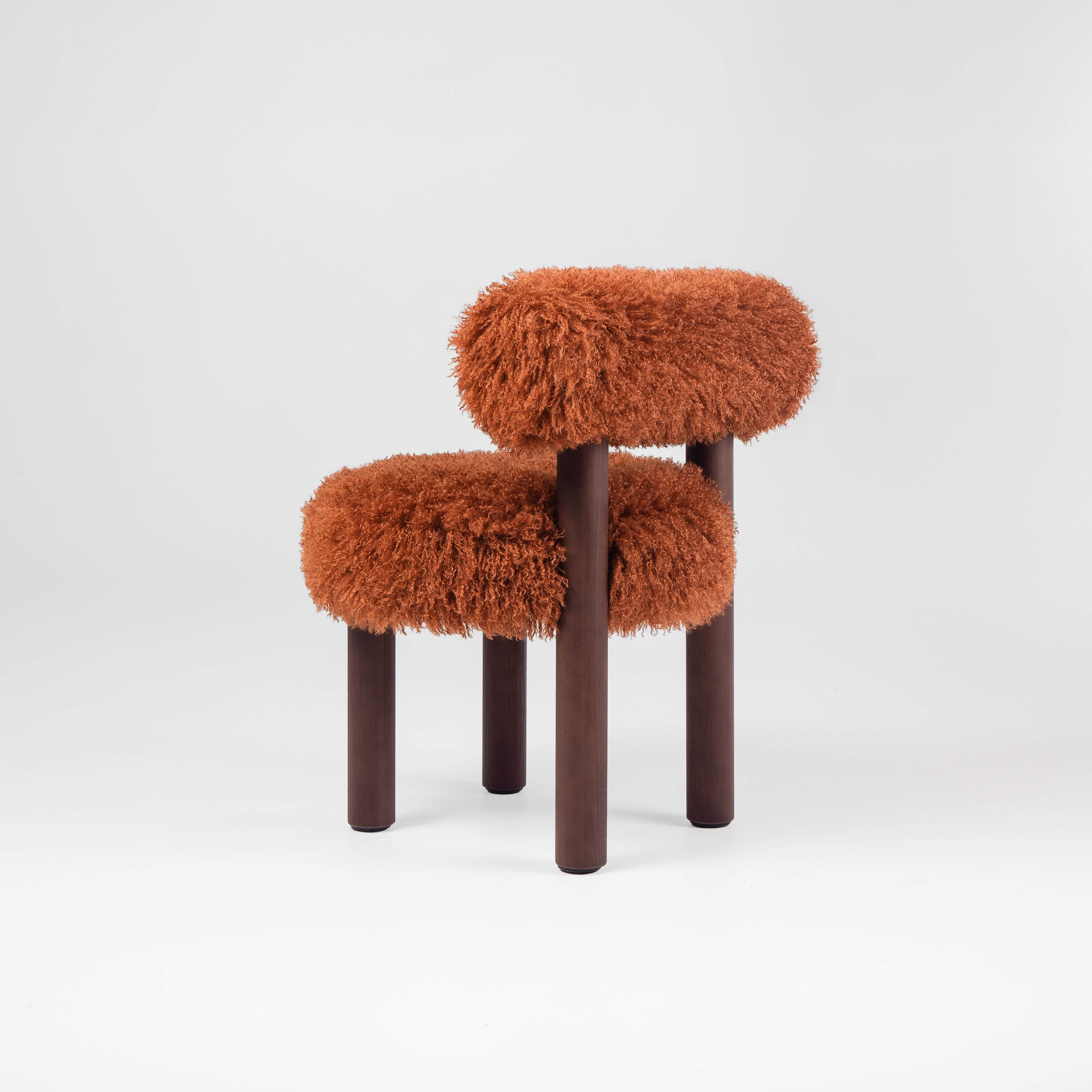 XXI secolo e contemporaneo Sedia da pranzo moderna Gropius CS2 Fluffy con gambe in legno in ecopelliccia Azur di NOOM in vendita