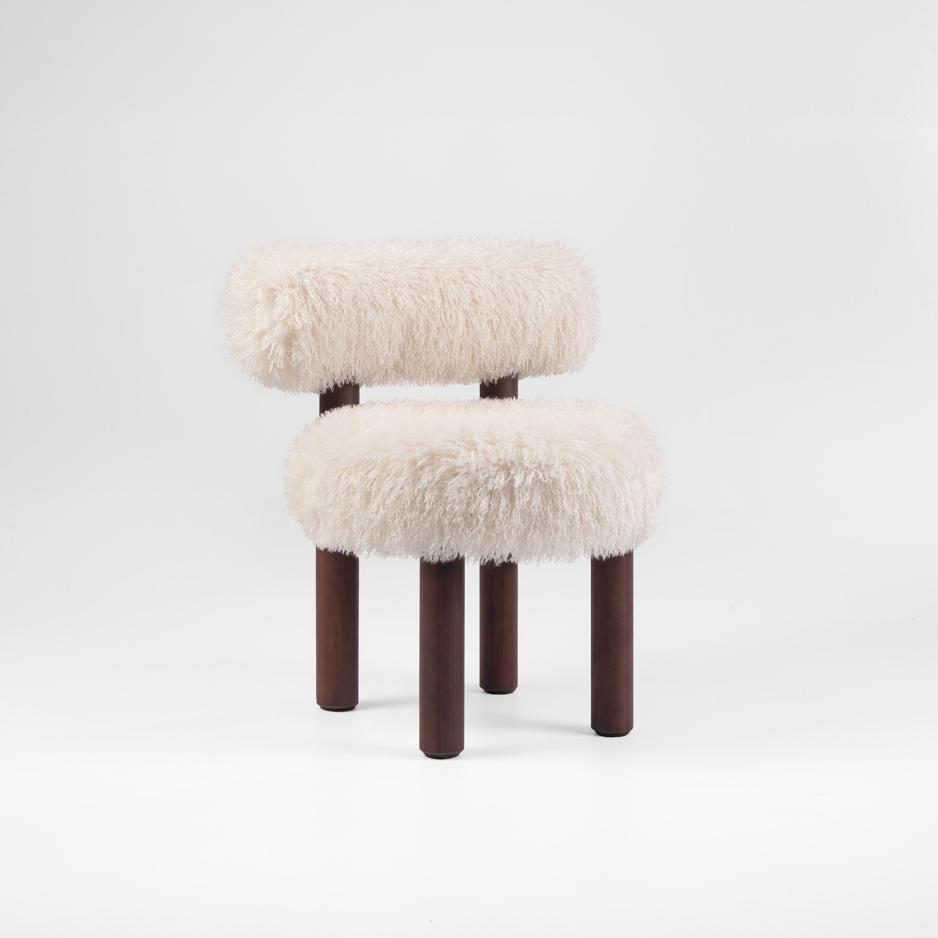 Pelliccia Sedia da pranzo moderna Gropius CS2 Fluffy con gambe in legno in ecopelliccia Azur di NOOM in vendita