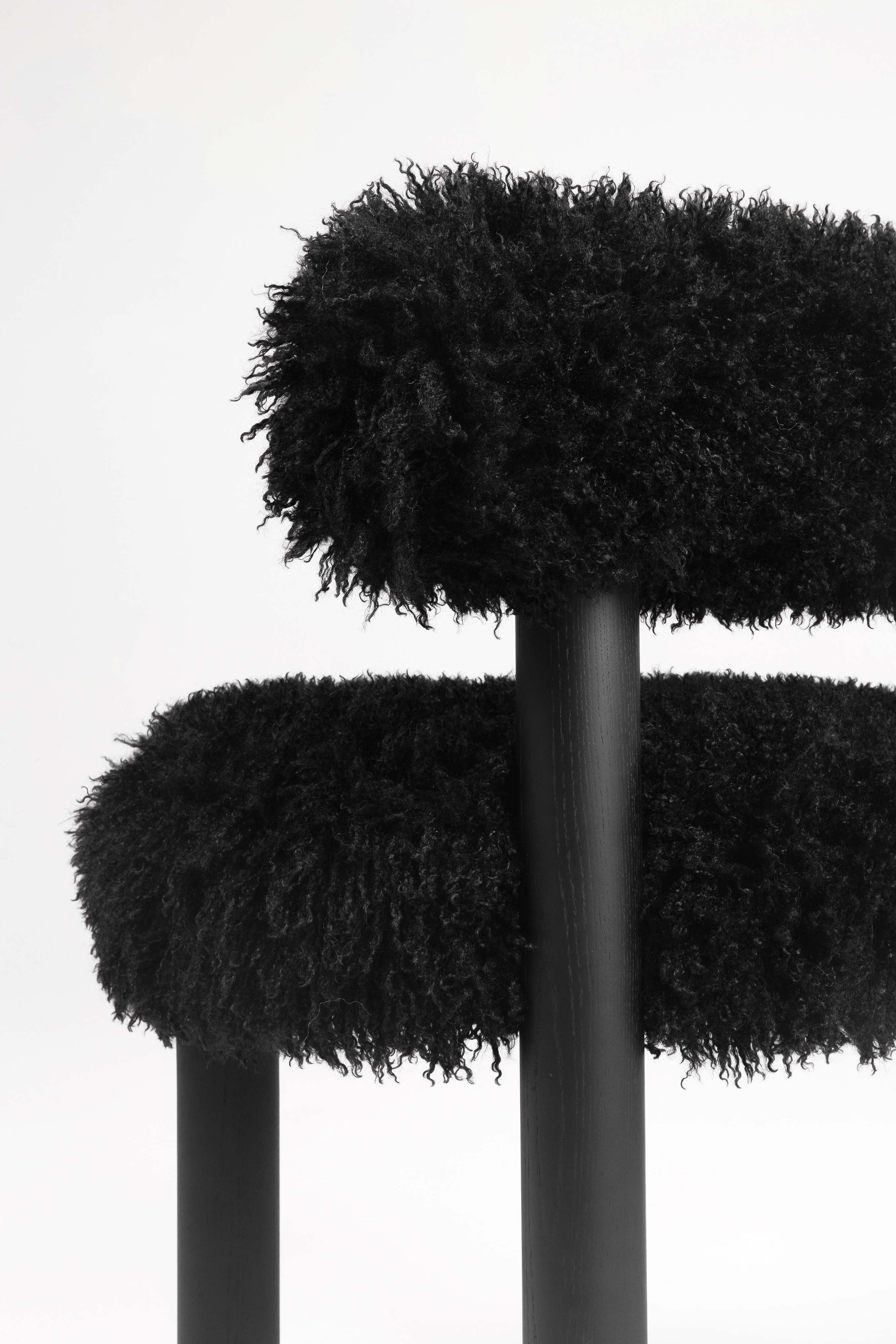 Pelliccia Sedia da pranzo moderna Gropius CS2 Fluffy con gambe in legno in ecopelliccia Azur di NOOM in vendita