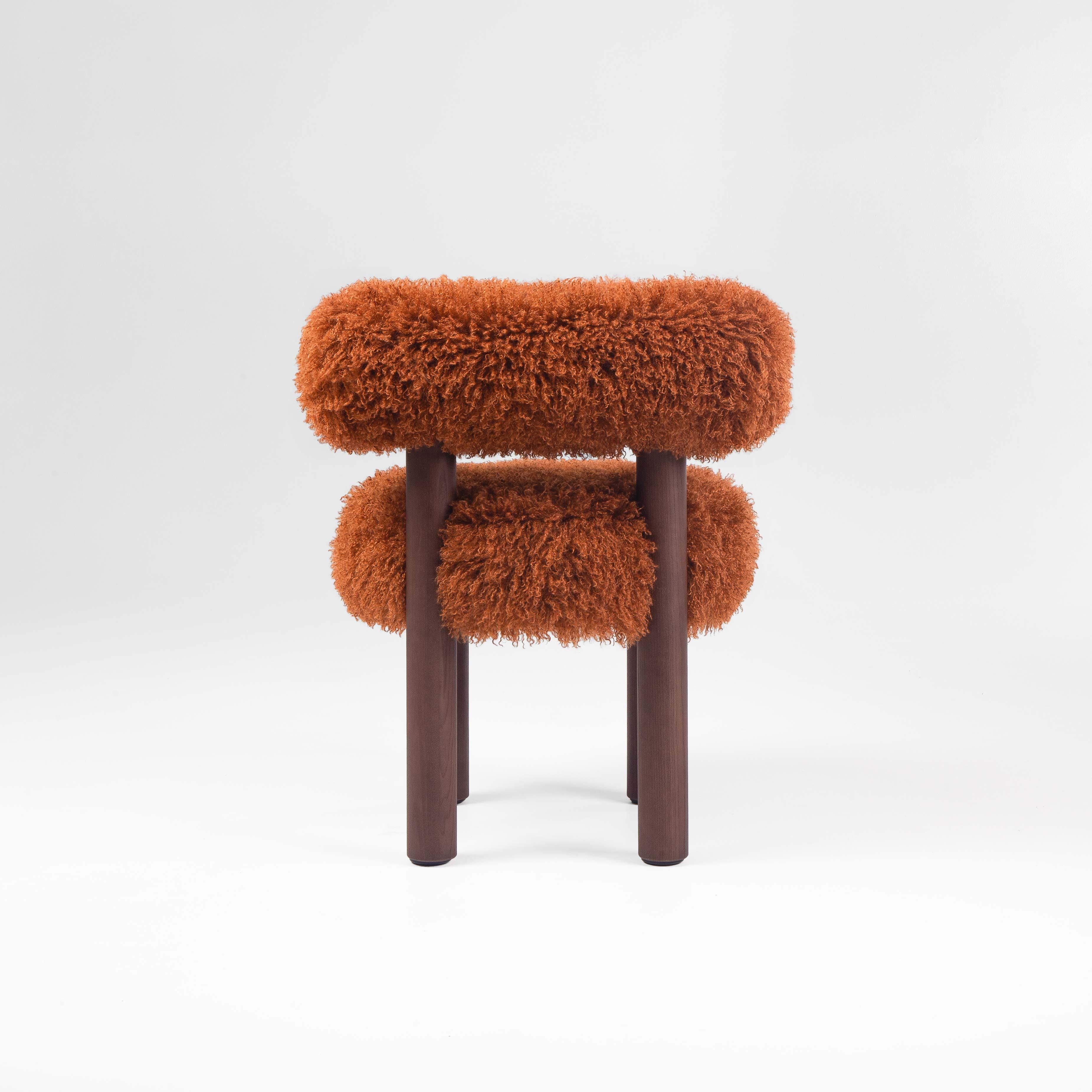 Pelliccia Sedia da pranzo moderna Gropius CS2 Fluffy con gambe in legno in ecopelliccia Azur di NOOM in vendita
