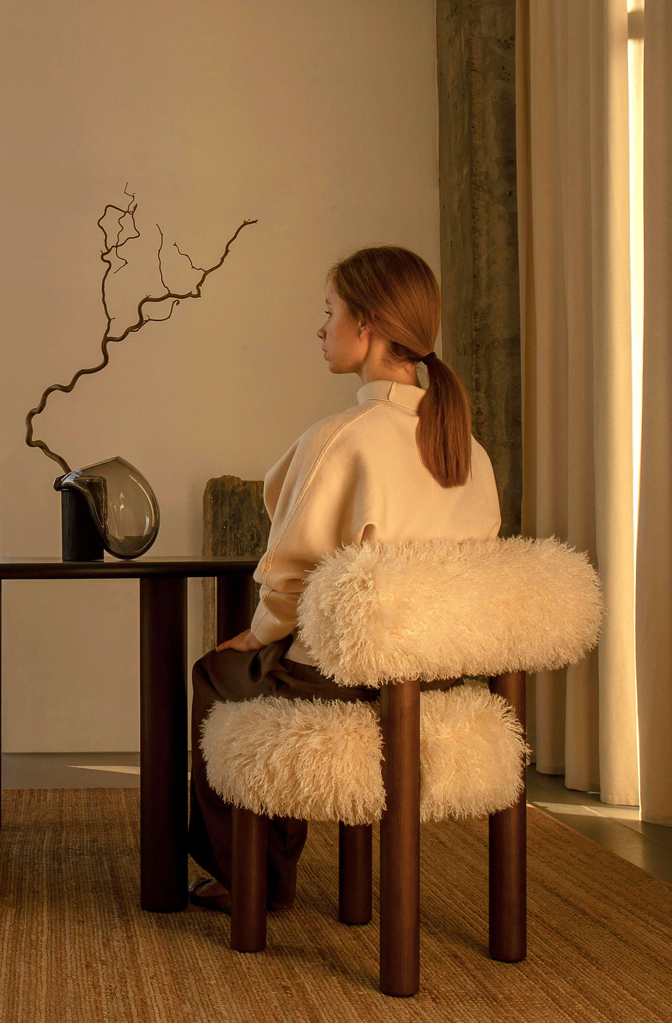 Sedia da pranzo moderna Gropius CS2 Fluffy con gambe in legno in ecopelliccia Azur di NOOM in vendita 1
