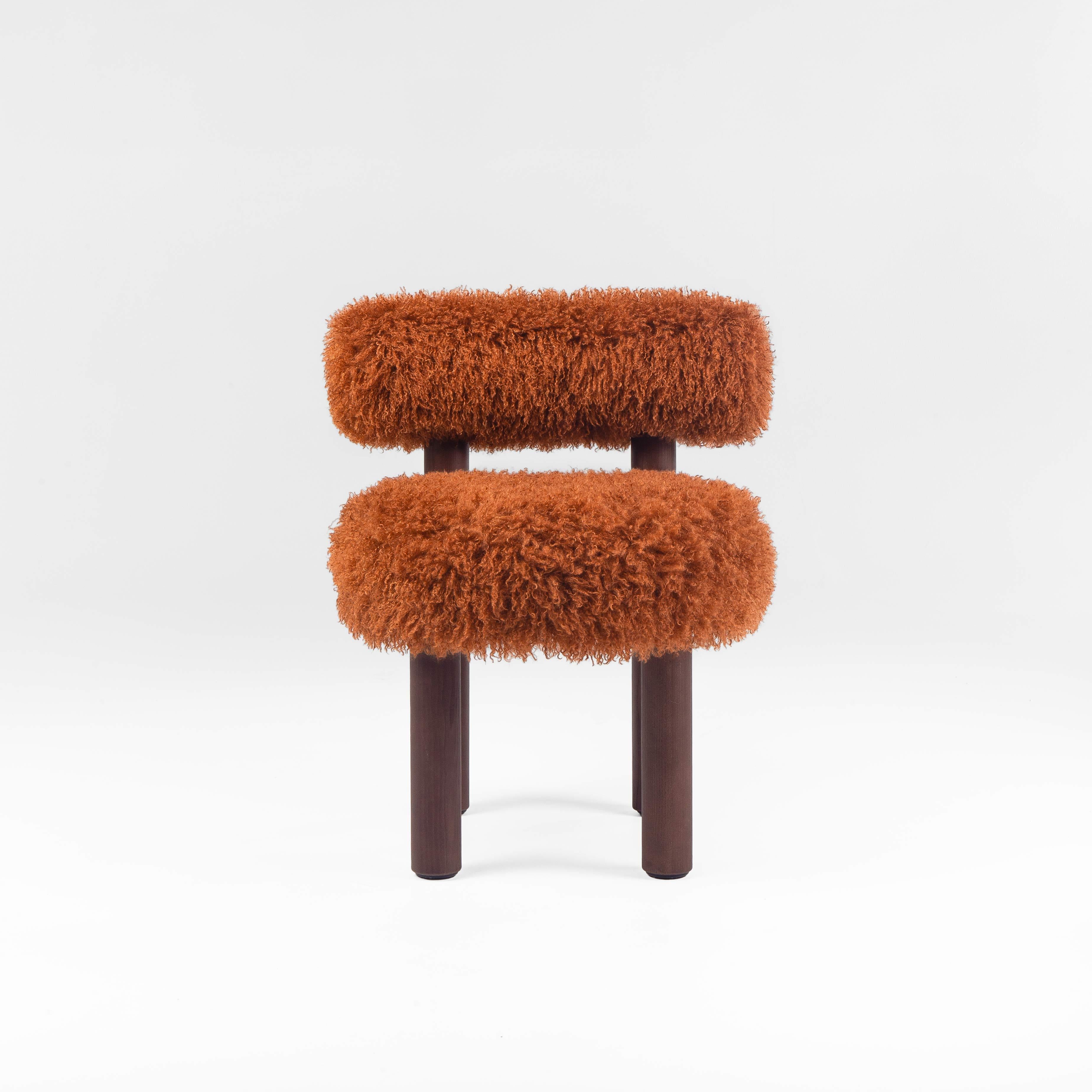 Sedia da pranzo moderna Gropius CS2 Fluffy con gambe in legno in ecopelliccia Azur di NOOM in vendita 2