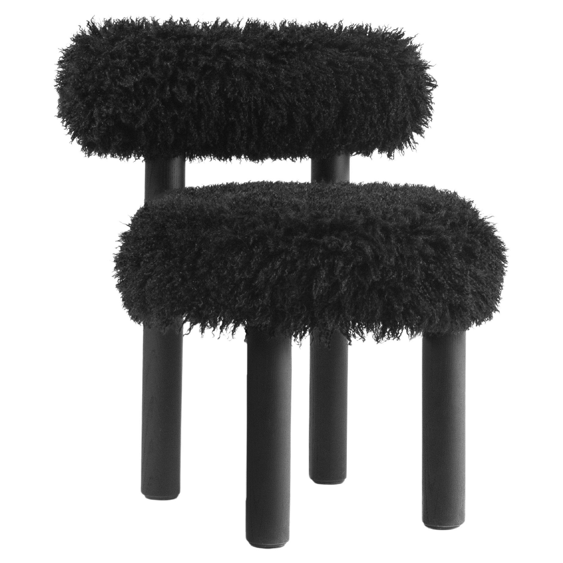 Sedia da pranzo moderna Gropius CS2 Fluffy con gambe in legno in ecopelliccia Azur di NOOM