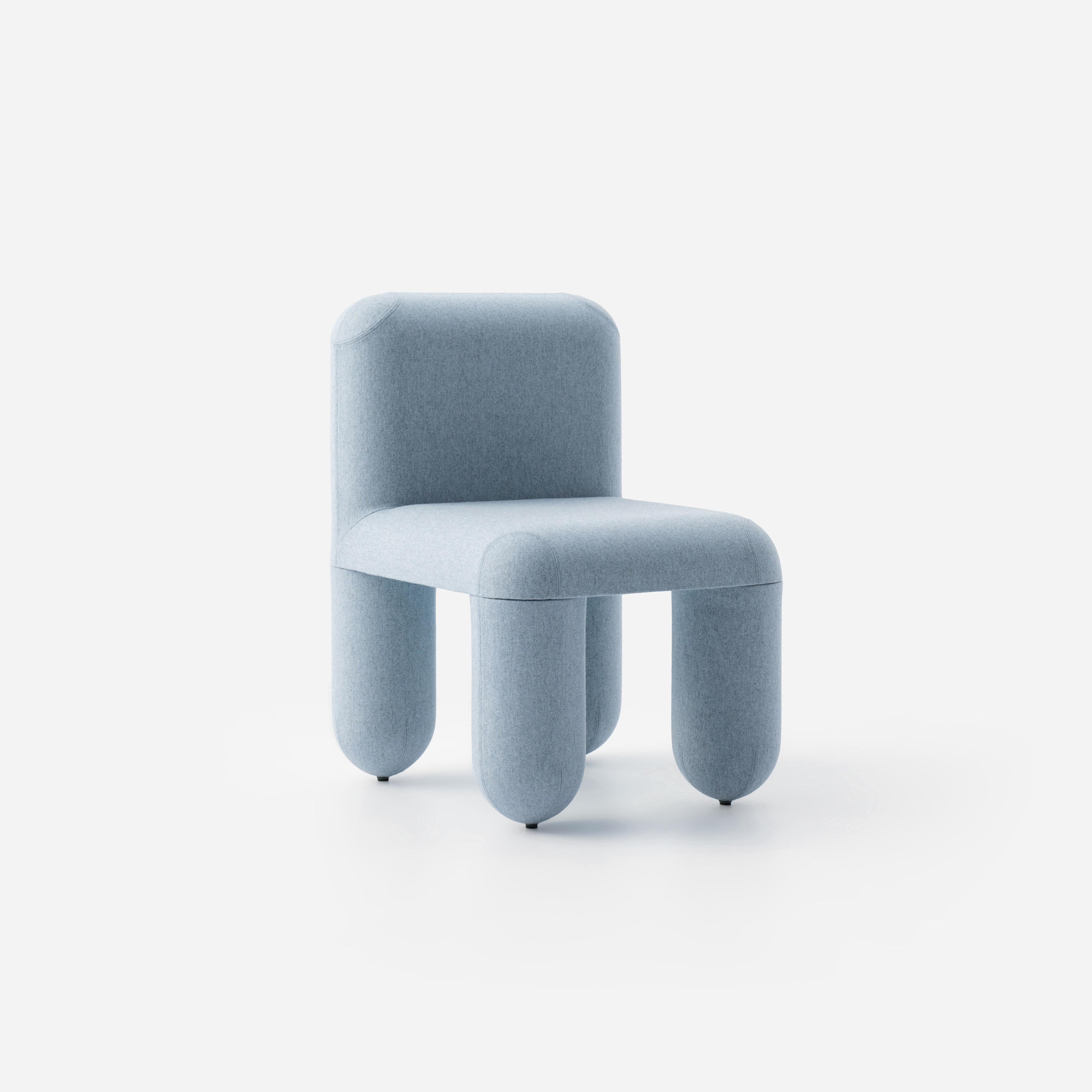 Der mit viel Liebe zum Detail gefertigte Stuhl HELLO besticht durch sein auffälliges und emotional ansprechendes Design. Seine runden, organischen Formen strahlen Verspieltheit und Raffinesse aus, während die tiefe und bequeme Sitzfläche und