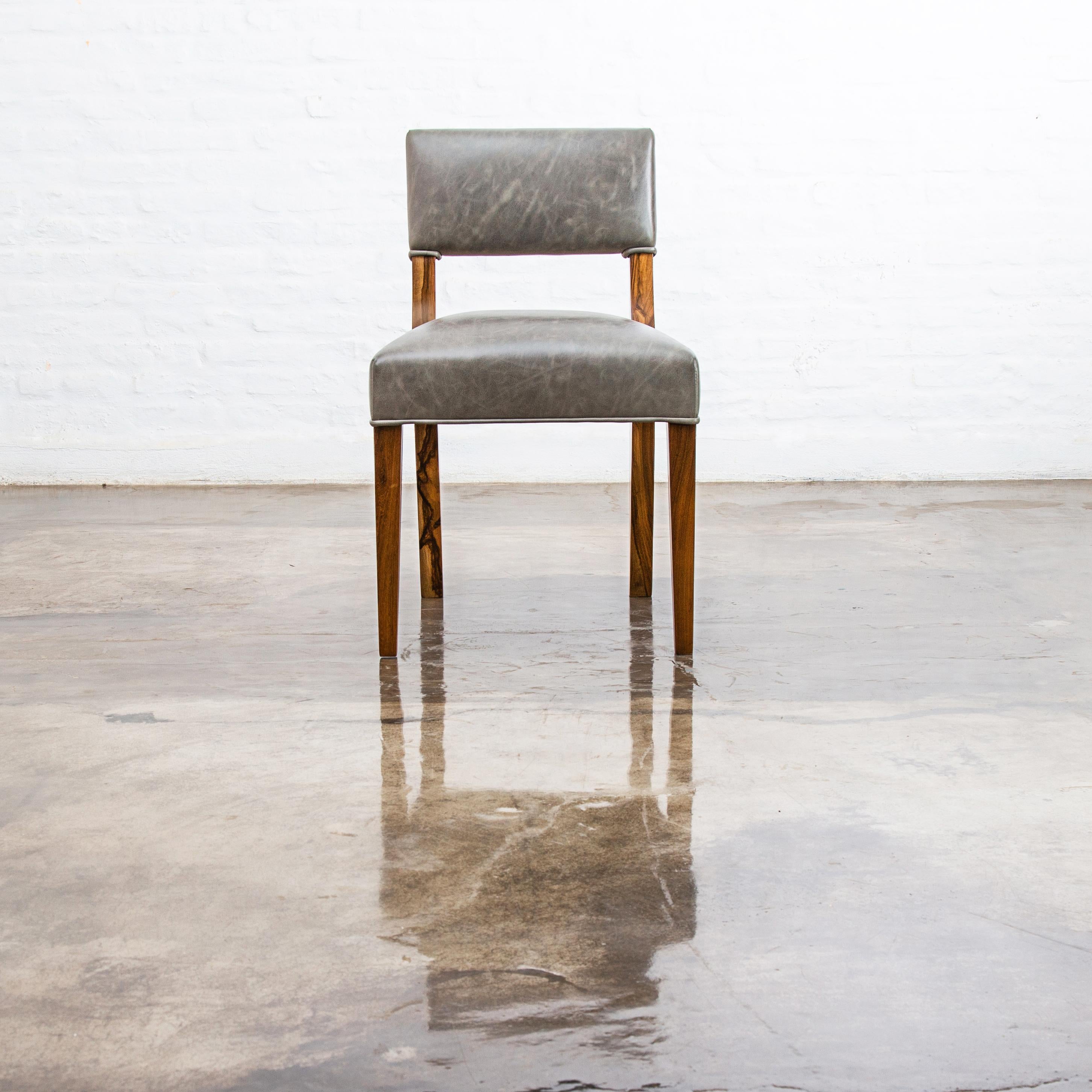 Chaise emblématique de Costantini, notre chaise Bruno présente un dossier ergonomique à profil bas. Disponible tel qu'illustré en palissandre argentin et en cuir ou dans des matériaux et des finitions personnalisés et dans le matériau de revêtement