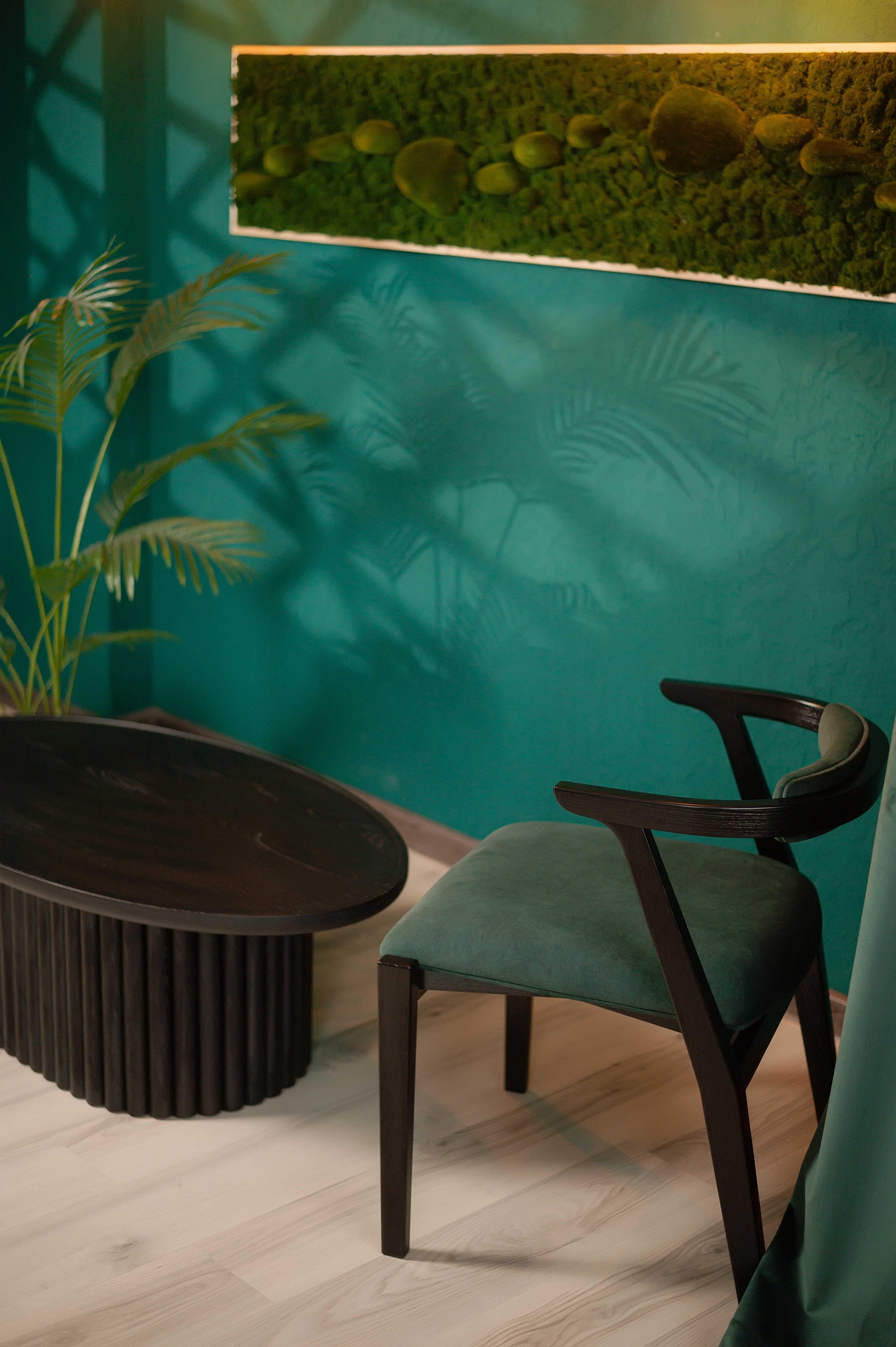 Moderne Esszimmerstühle aus schwarzem Massivholz und Smaragdmaterial im Angebot 6