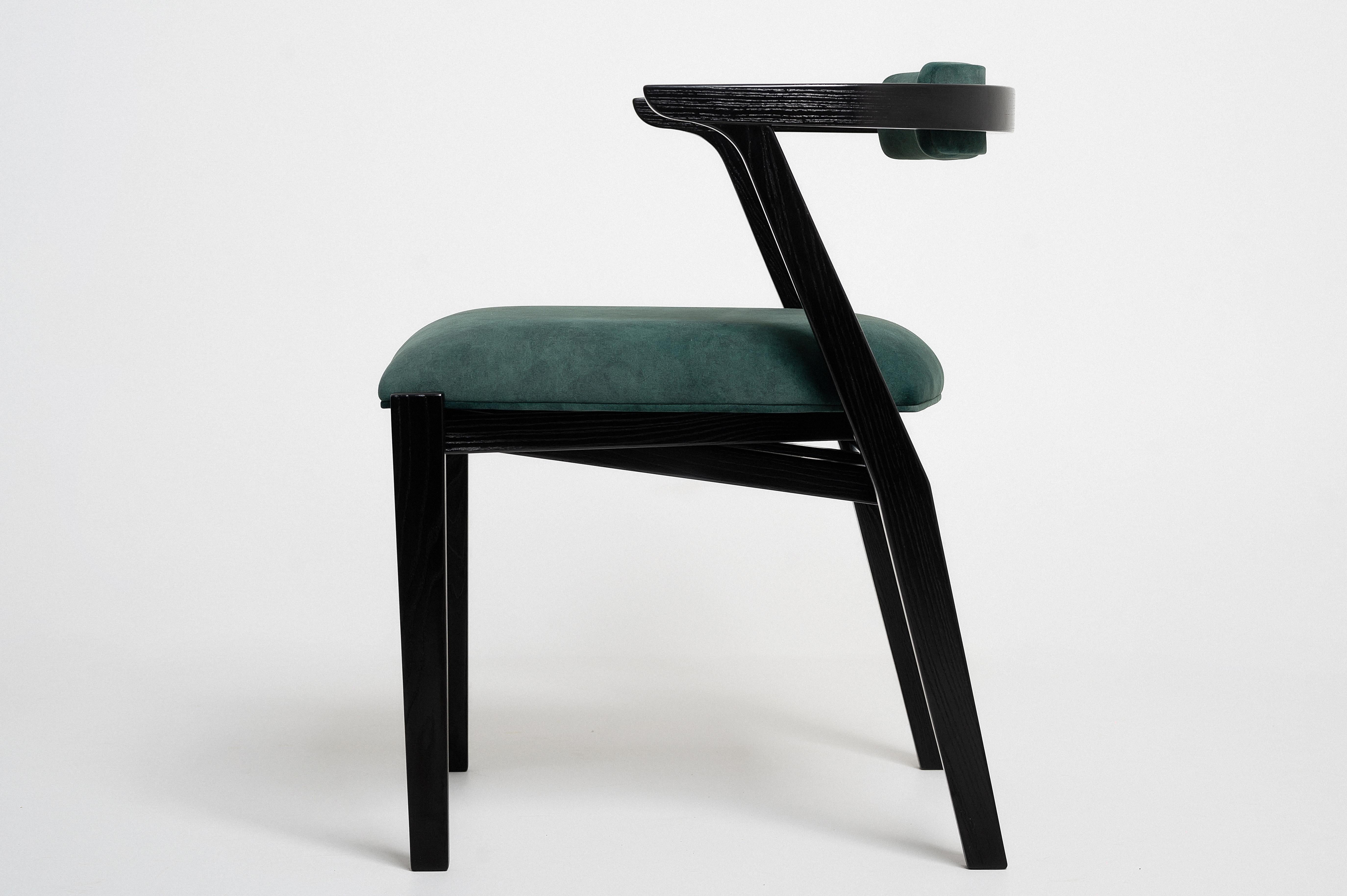 Sie suchen den perfekten Stuhl für Ihren Ellis Tisch? Der Ellis Chair bietet höchsten Komfort und außergewöhnliche Modernität für jeden Raum. Mit mehreren Farbtönen und einem breiten, abgewinkelten Kissen ist der Ellis Chair ein wunderschönes Stück,