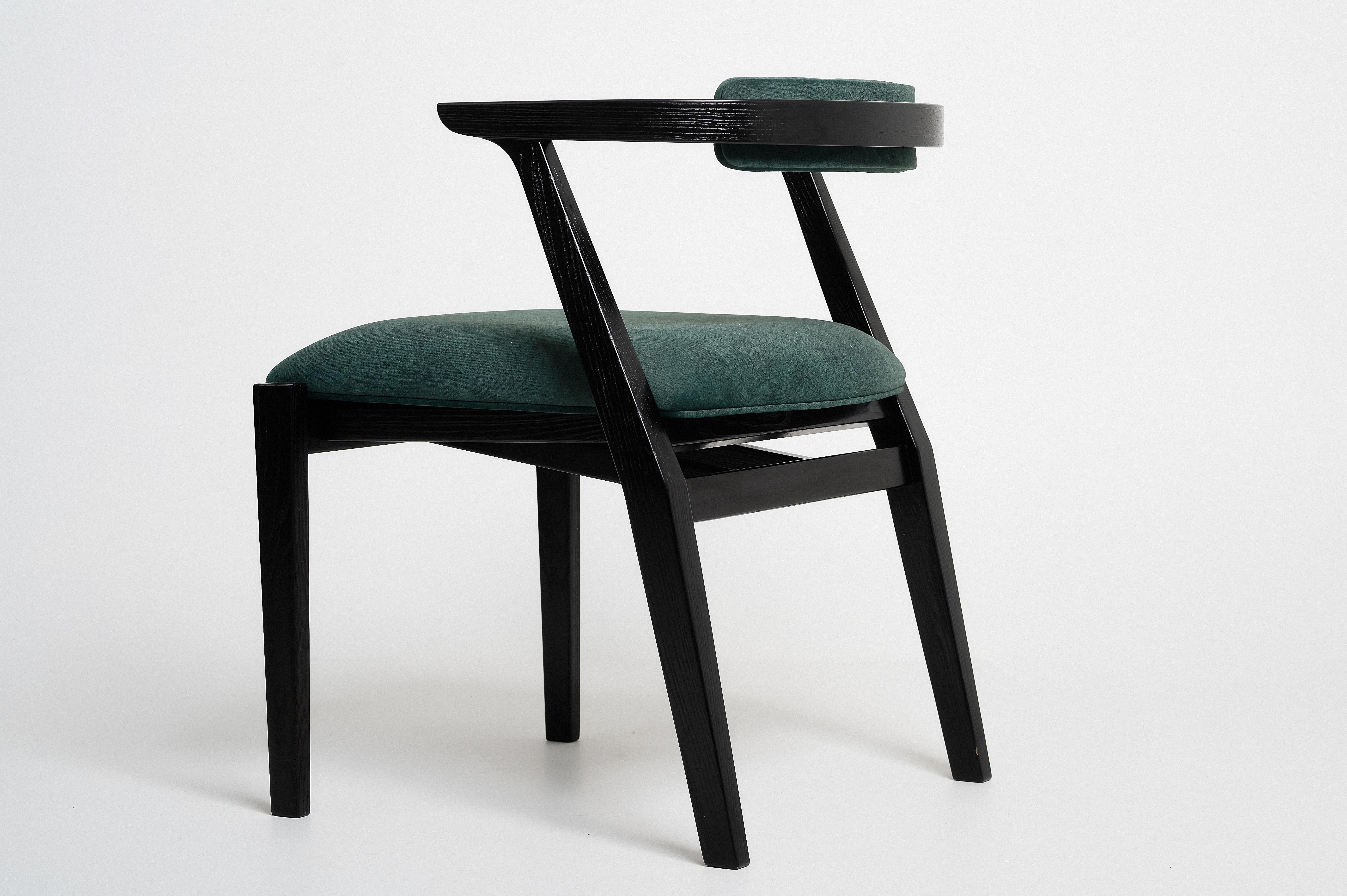 Moderne Esszimmerstühle aus schwarzem Massivholz und Smaragdmaterial (Moderne der Mitte des Jahrhunderts) im Angebot