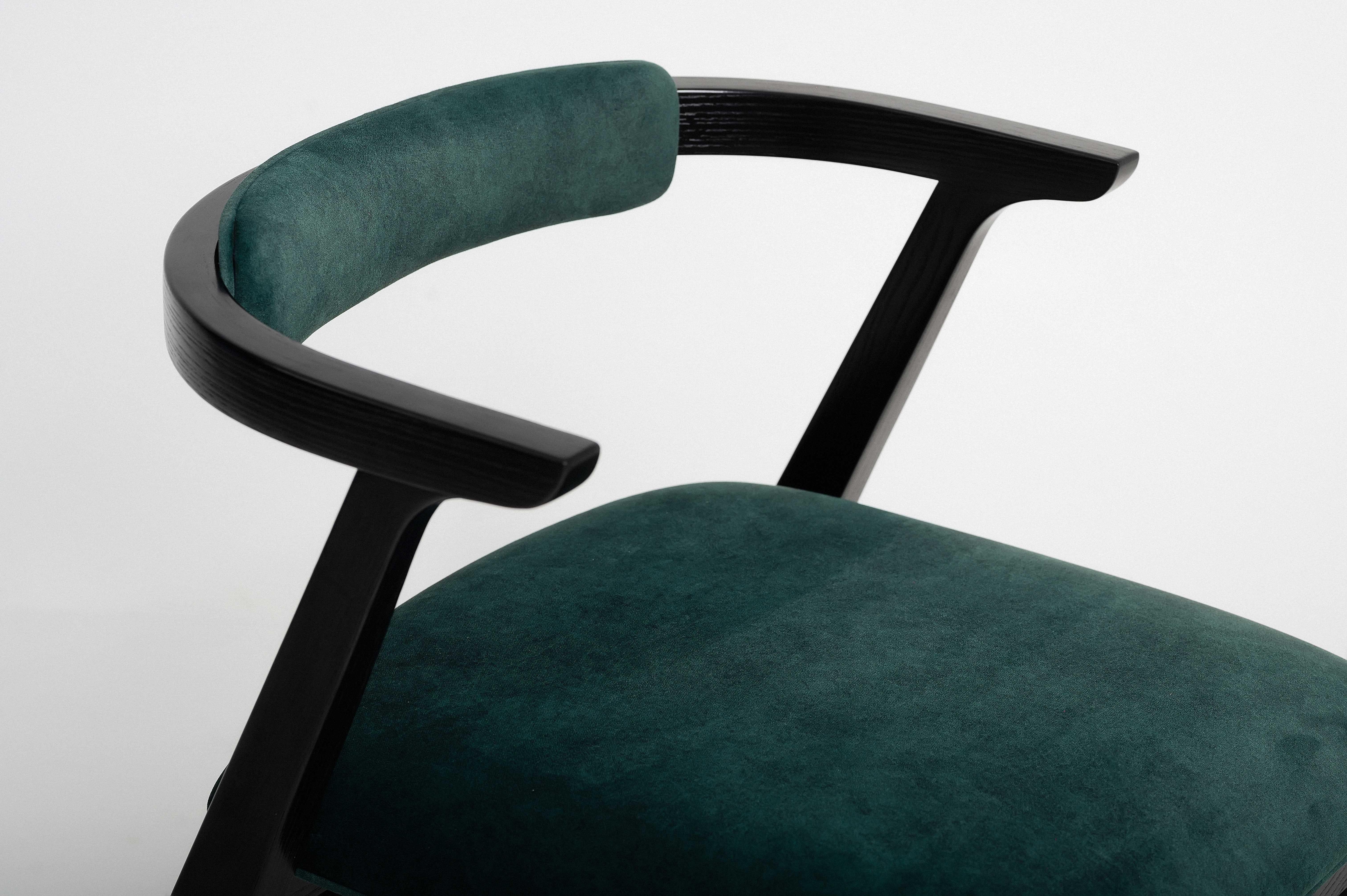 Moderne Esszimmerstühle aus schwarzem Massivholz und Smaragdmaterial (Holz) im Angebot