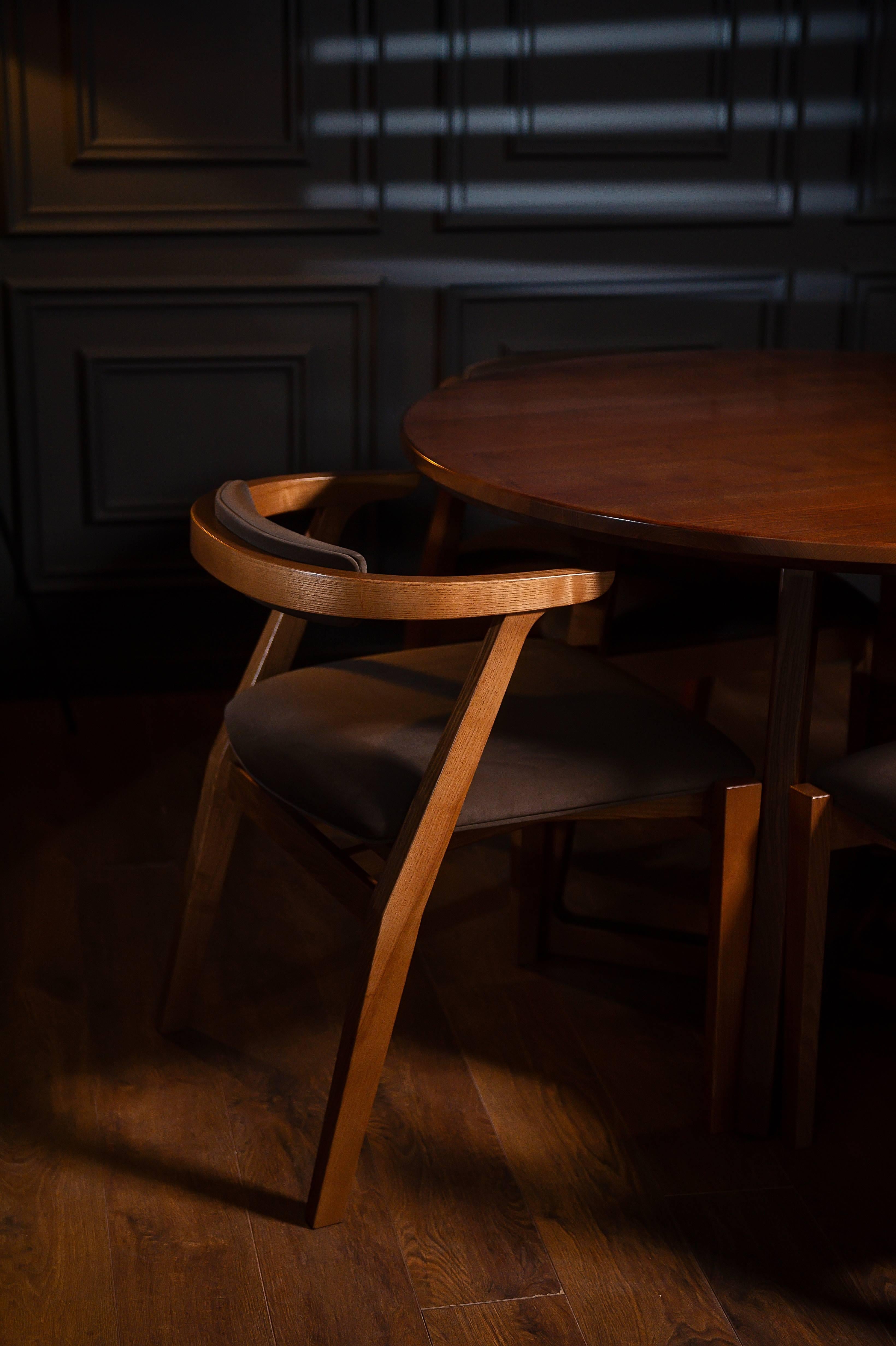 Chaises de salle à manger modernes en bois massif et matériau marron en vente 4
