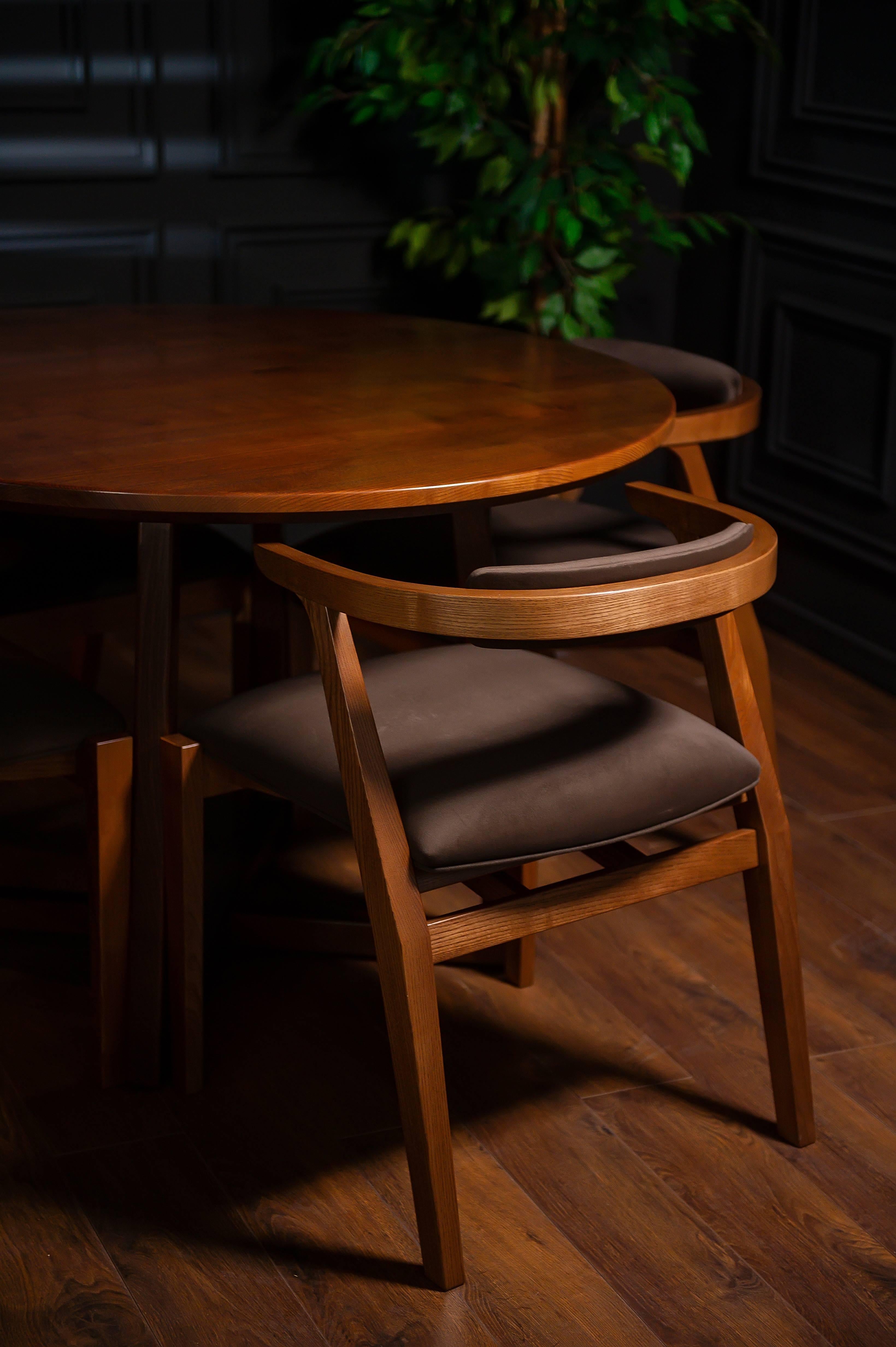 Chaises de salle à manger modernes en bois massif et matériau marron en vente 5