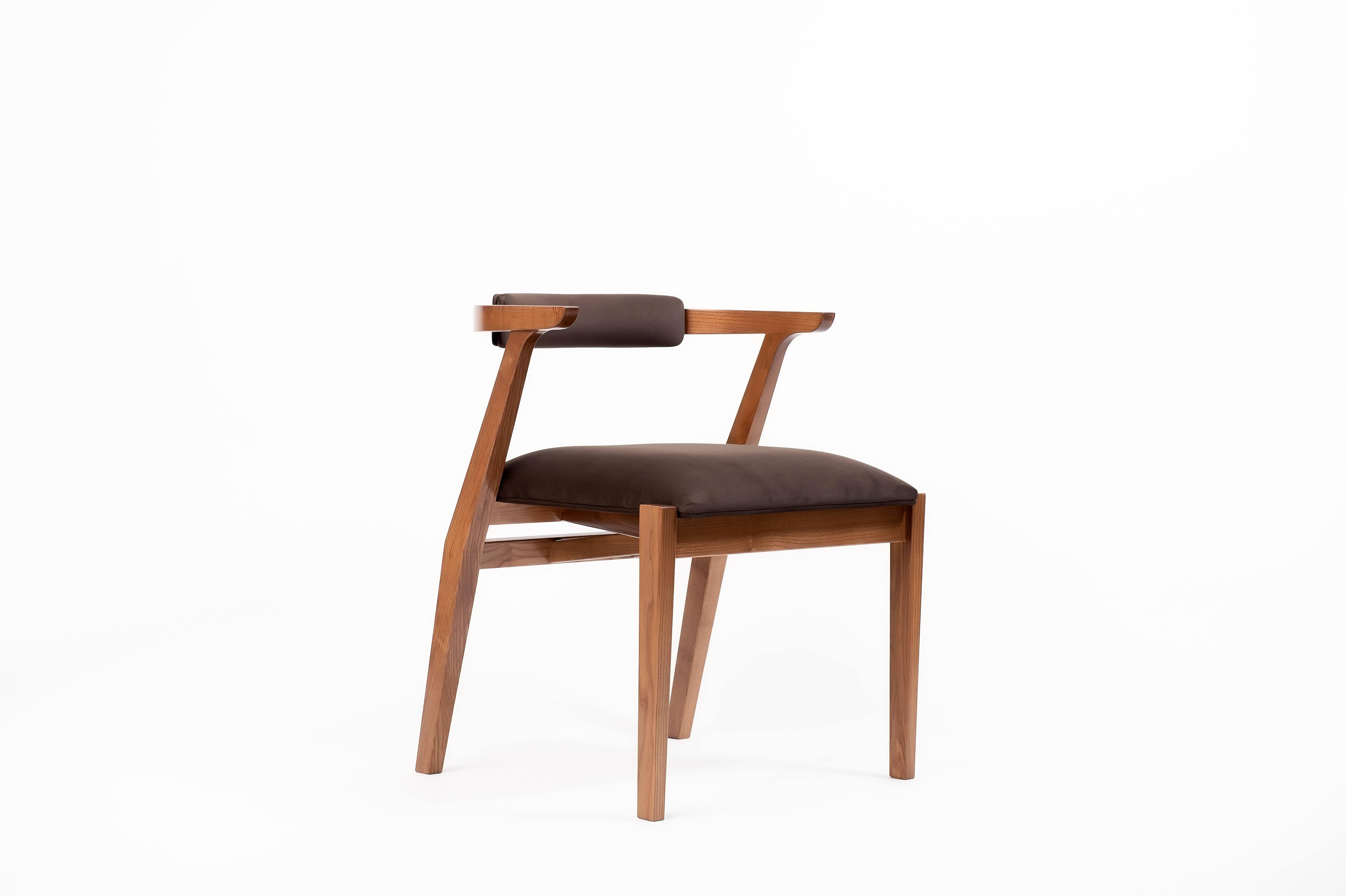 Vous cherchez la chaise parfaite pour votre table Ellis ? La chaise Ellis offre un confort extrême et une modernité exceptionnelle à tout espace. Avec ses multiples tons de couleurs et son coussin à angle large, la chaise Ellis est une belle pièce