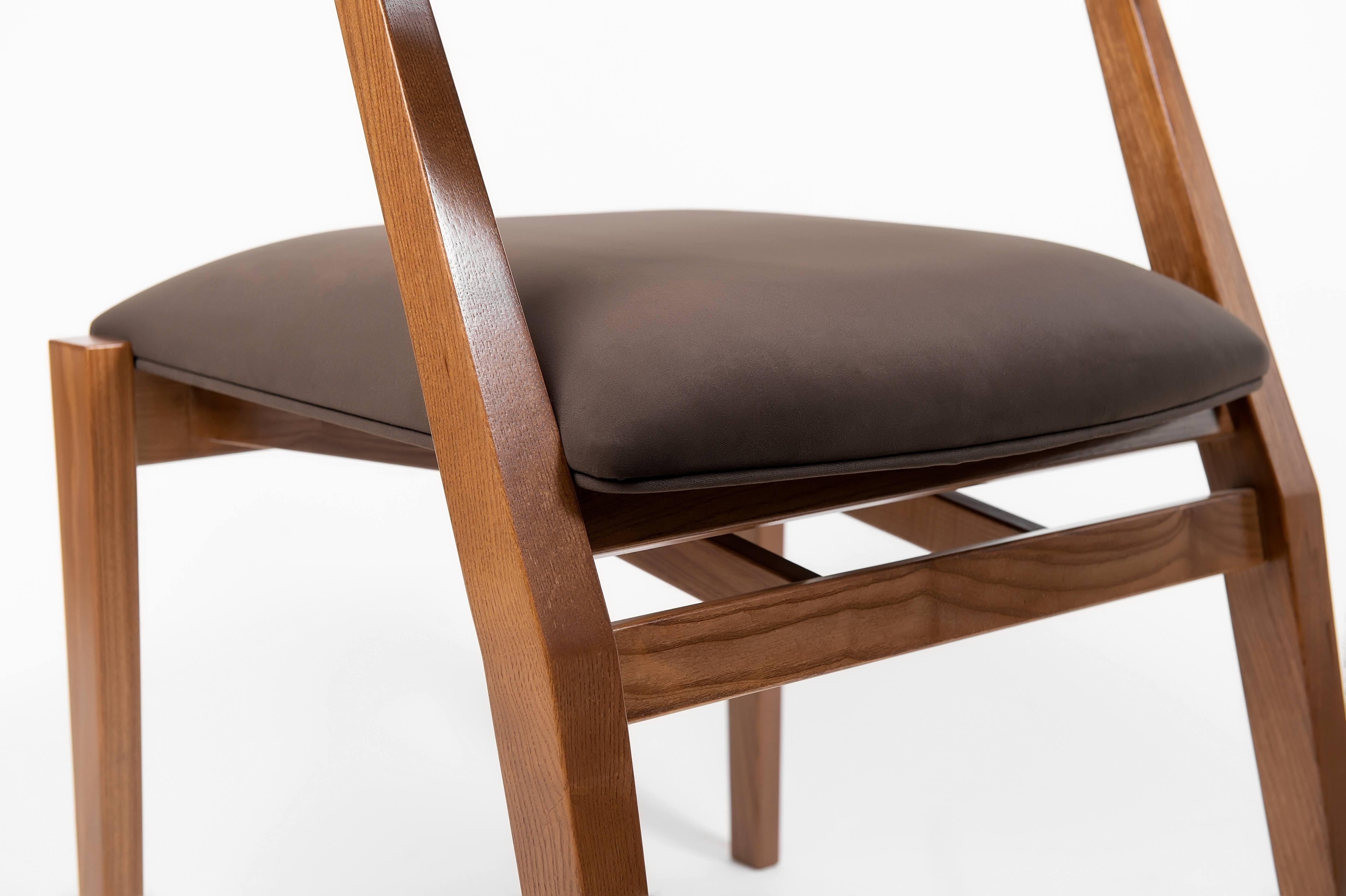 Chaises de salle à manger modernes en bois massif et matériau marron en vente 1