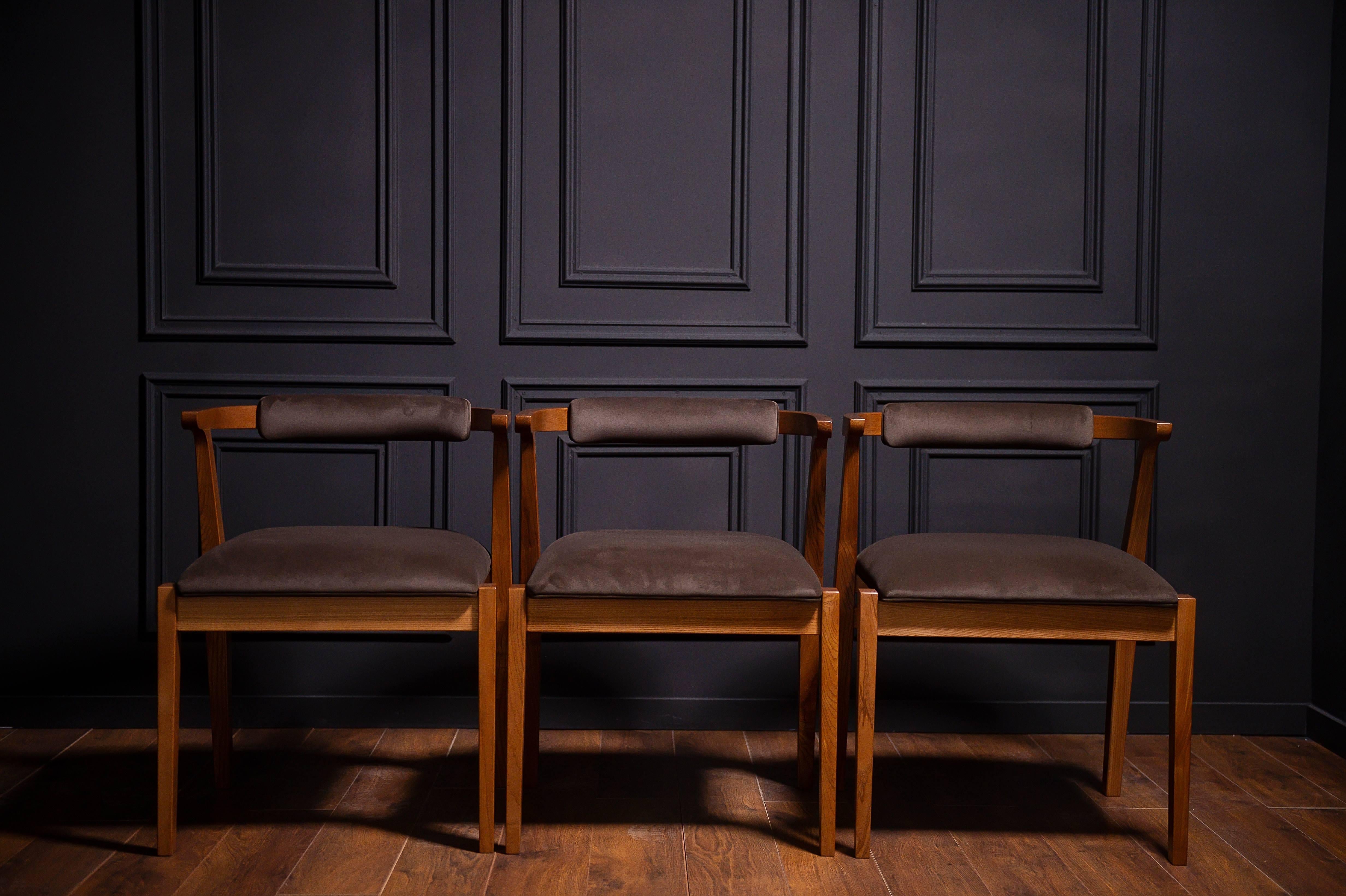 Chaises de salle à manger modernes en bois massif et matériau marron en vente 2